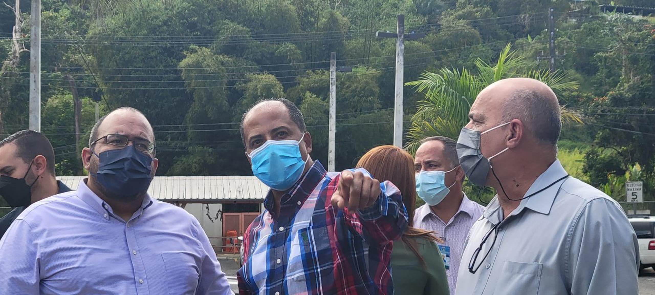 Durante un recorrido por escuelas de la montaña, Ramos Pares estuvo acompañado del alcalde de Adjuntas, José Hiram Soto Rivera, y el senador Ramoncito Ruiz Nieves.