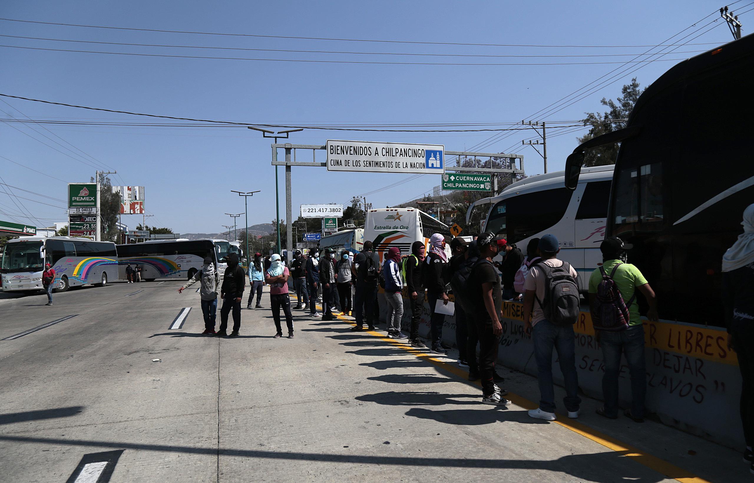 Los estudiantes pidieron al Gobierno mexicano avances en el caso y exigieron prisión para los gobernantes que, a nivel estatal y federal, estaban al frente en 2014.