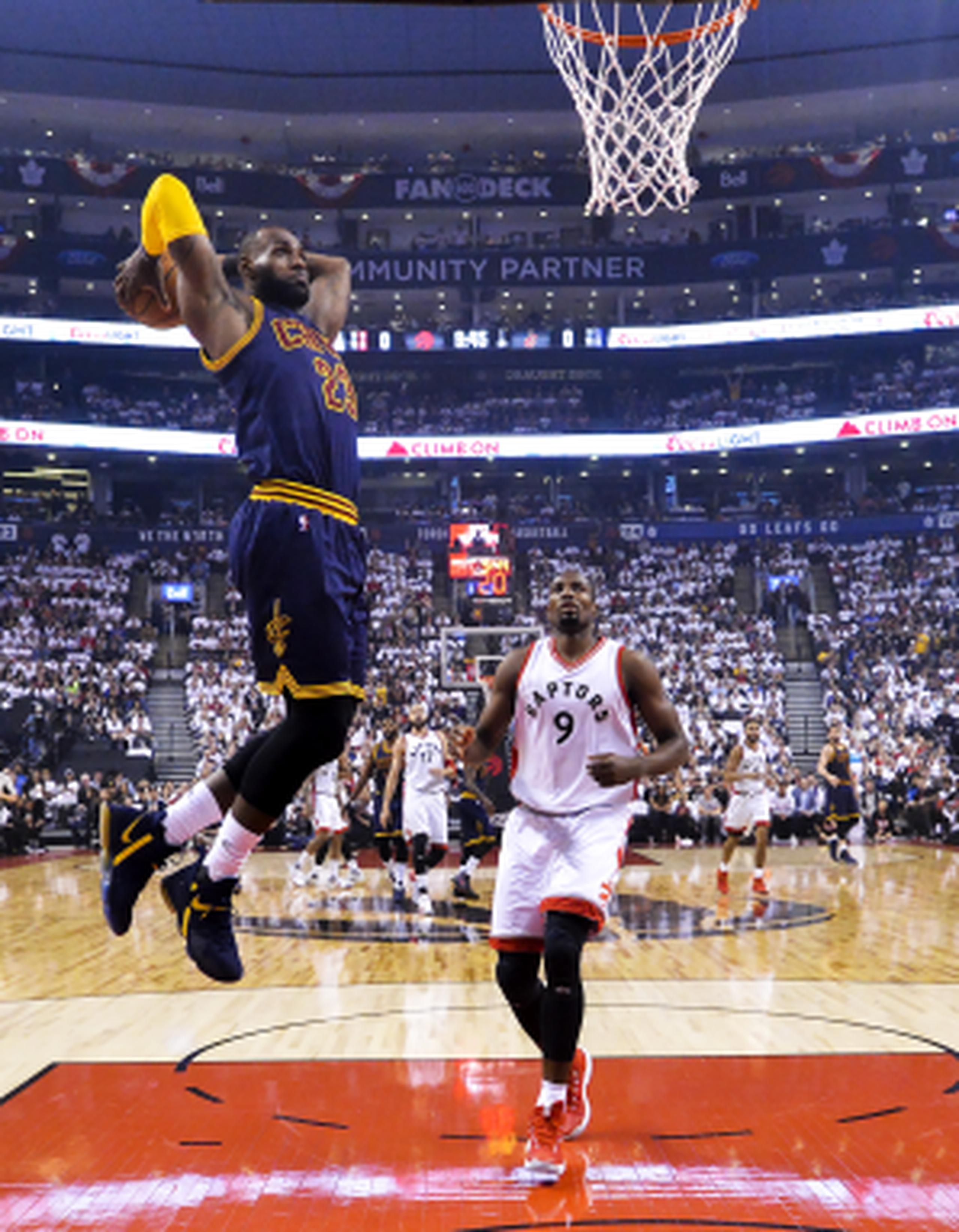 LeBron James (con el balón) logró 35 puntos, nueve rebotes y seis asistencias. (Nathan Denette/The Canadian Press via AP)