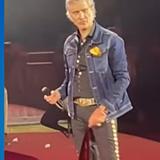 VIDEO: Alejandro Fernández hace gestos extraños y se tambalea en concierto