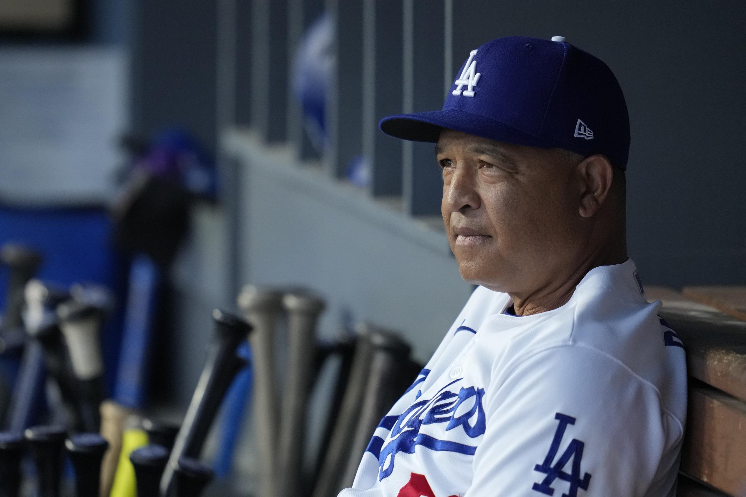 El mánager de los Dodgers de Los Ángeles Dave Roberts observa antes del Juego 1 de la serie divisional ante los Diamondbacks de Arizona, en Los Ángeles, el sábado 7 de octubre de 2023. (AP Foto/Ashley Landis)