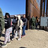 Disminuyen los arrestos de migrantes en la frontera de Estados Unidos 