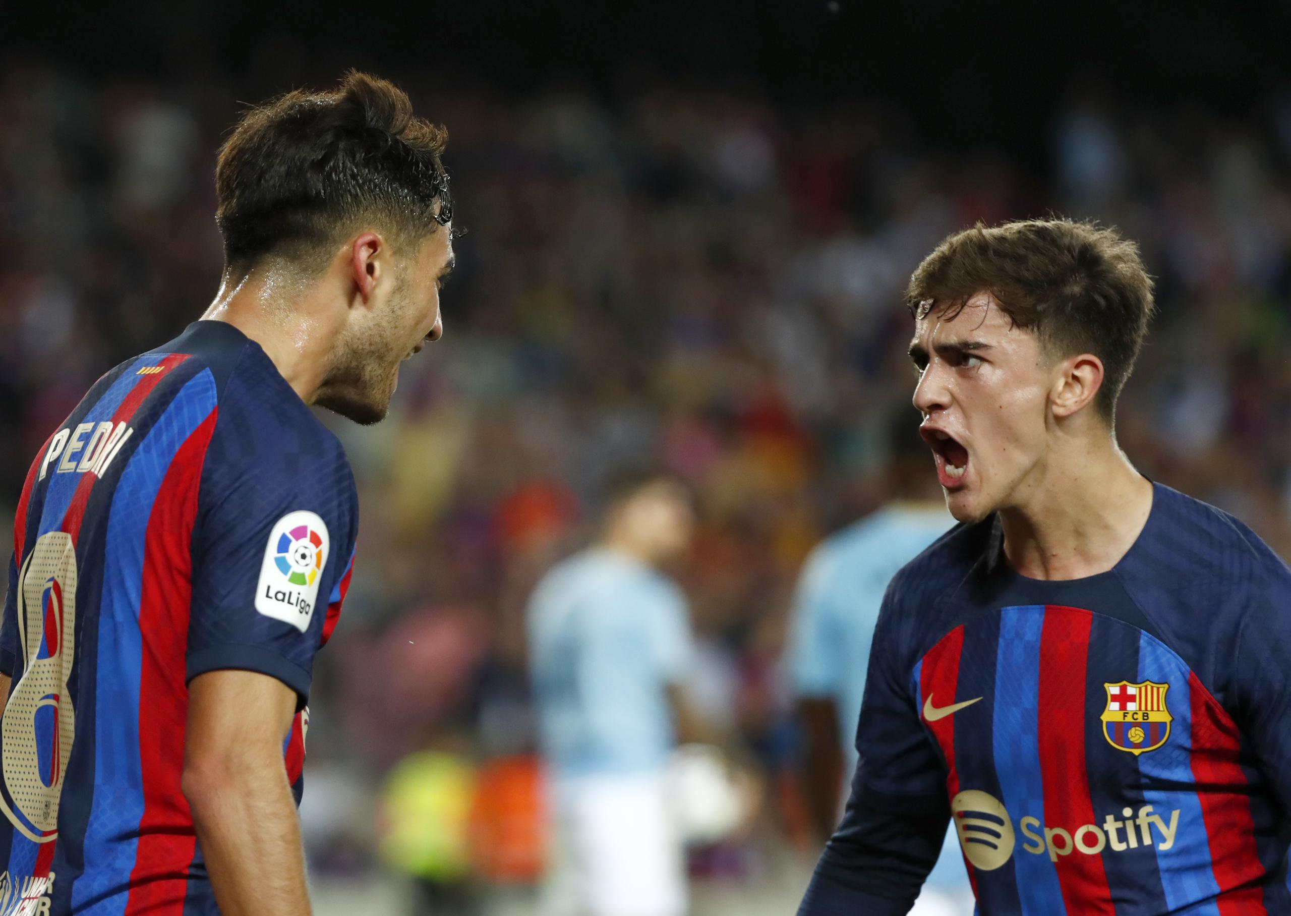 Pedri (izquierda) celebra con Gavi tras marcar el gol del Barcelona para la victoria 1-0 ante Celta en la liga española el domingo 9 de octubre de 2022. (AP Foto/Joan Monfort)