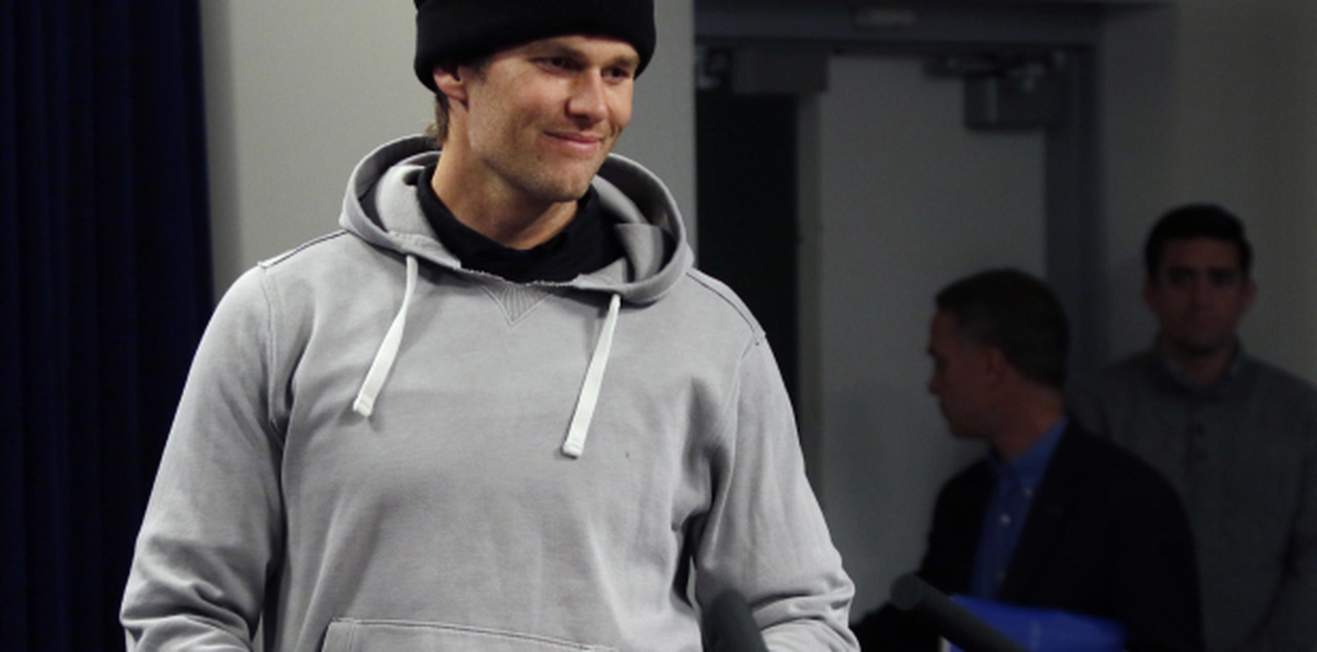 Tom Brady se cortó la mano derecha. (AP)