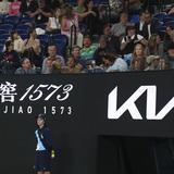 “Dímelo a la cara”: Djokovic discute con aficionado en sufrida victoria en Melbourne