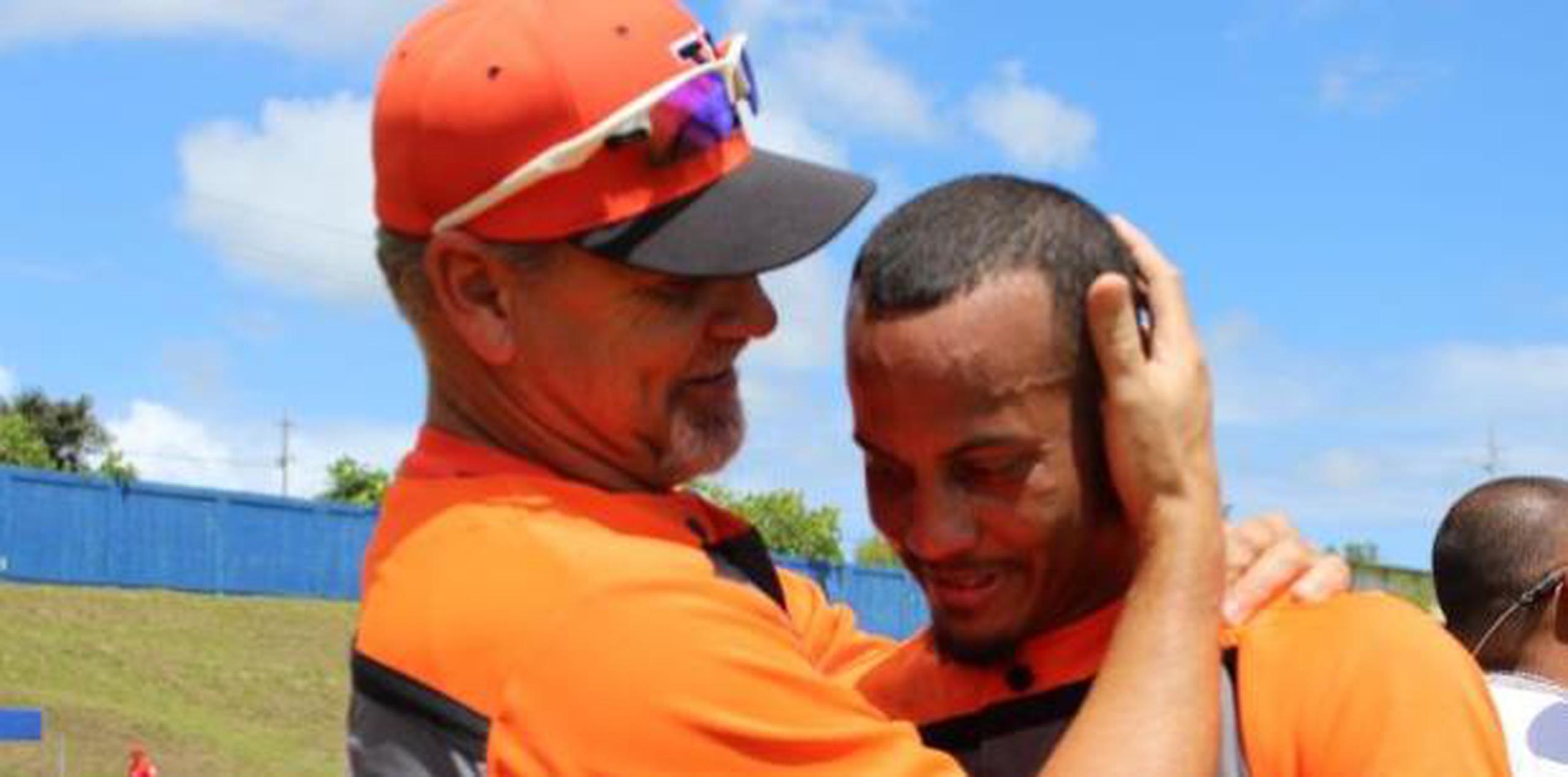 Cano García se abraza al jugador Cel Yomar Ortiz. (suministrada: Iris Sofía Reyes)