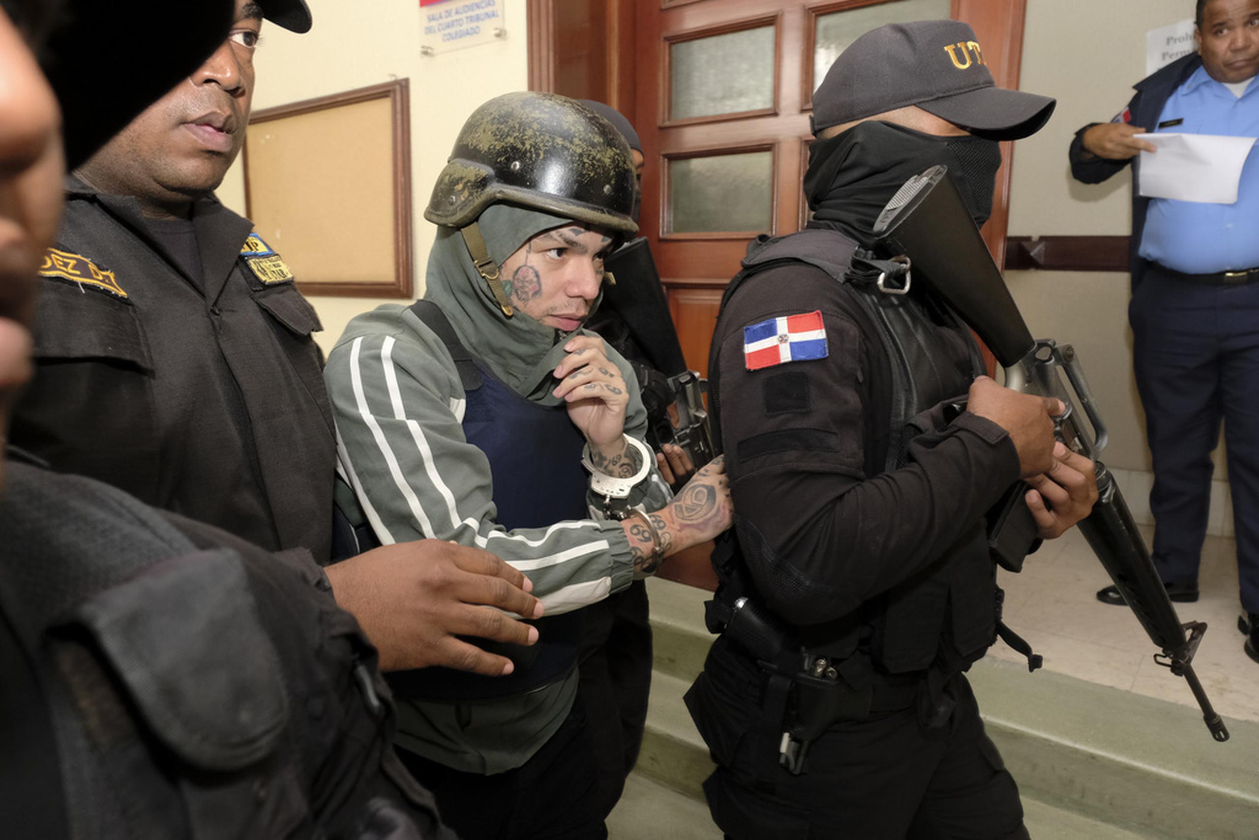 El rapero Daniel Hernández, conocido como Tekashi 6ix9ine, es escoltado por la policía a una zona diferente del tribunal en el Palacio de Justicia en Santo Domingo, República Dominicana, el 25 de enero de 2024.
