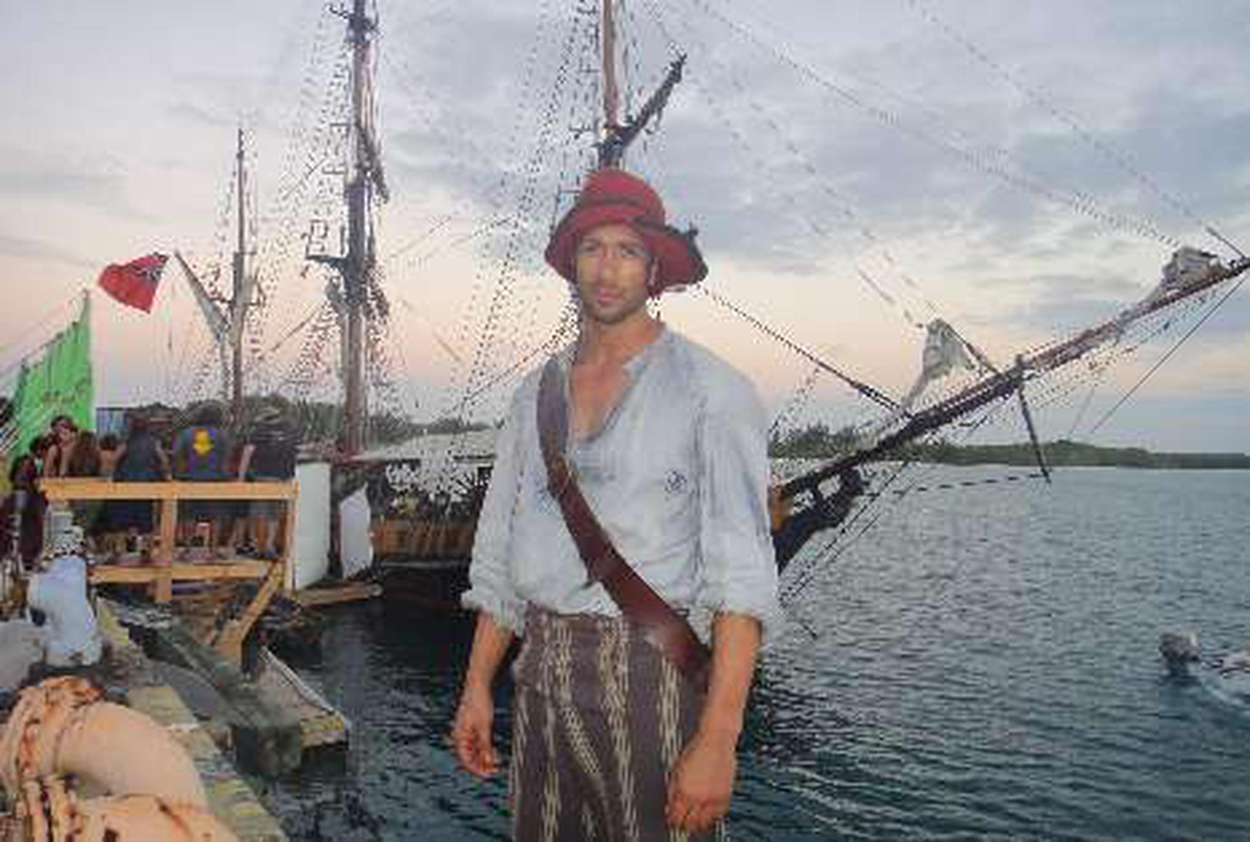  Lorenzo encarna al  pirata “Allardyce” en la  producción inglesa Treasure Island. &nbsp;<font color="yellow">(Suministradas)</font>