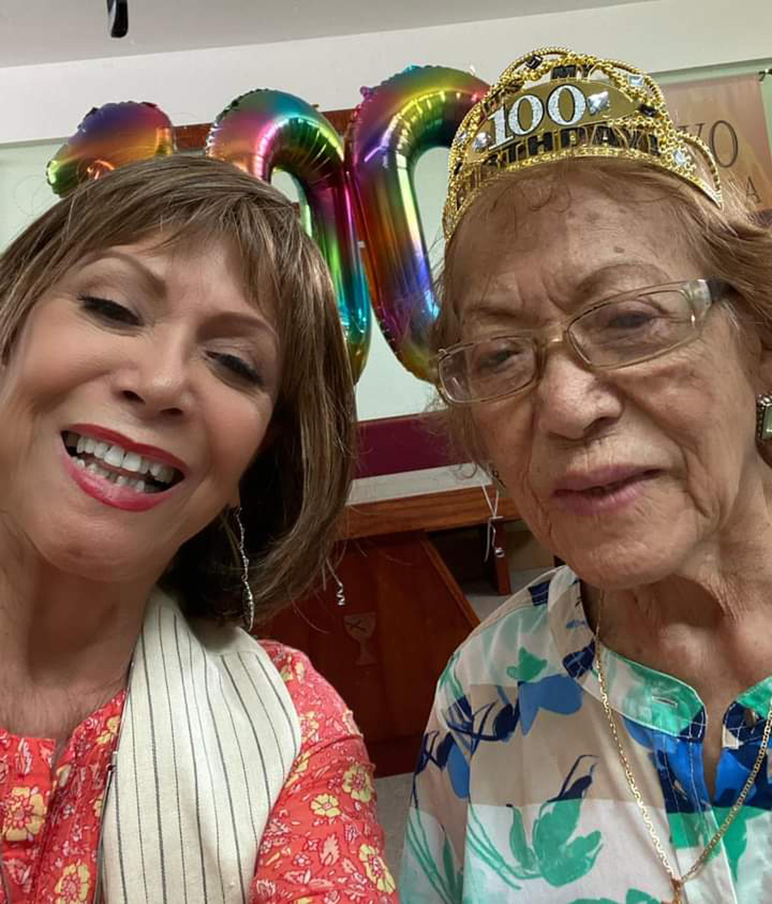 La actriz y cantante celebró con su familia y amigos el centenario de su madre, Amparito González.