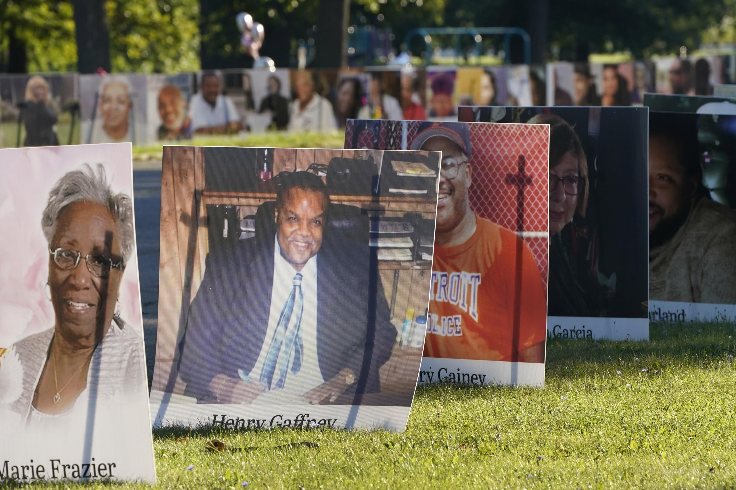 Casi 900 fotografías de víctimas del COVID-19 en Detroit fueron colocadas en Belle Isle.