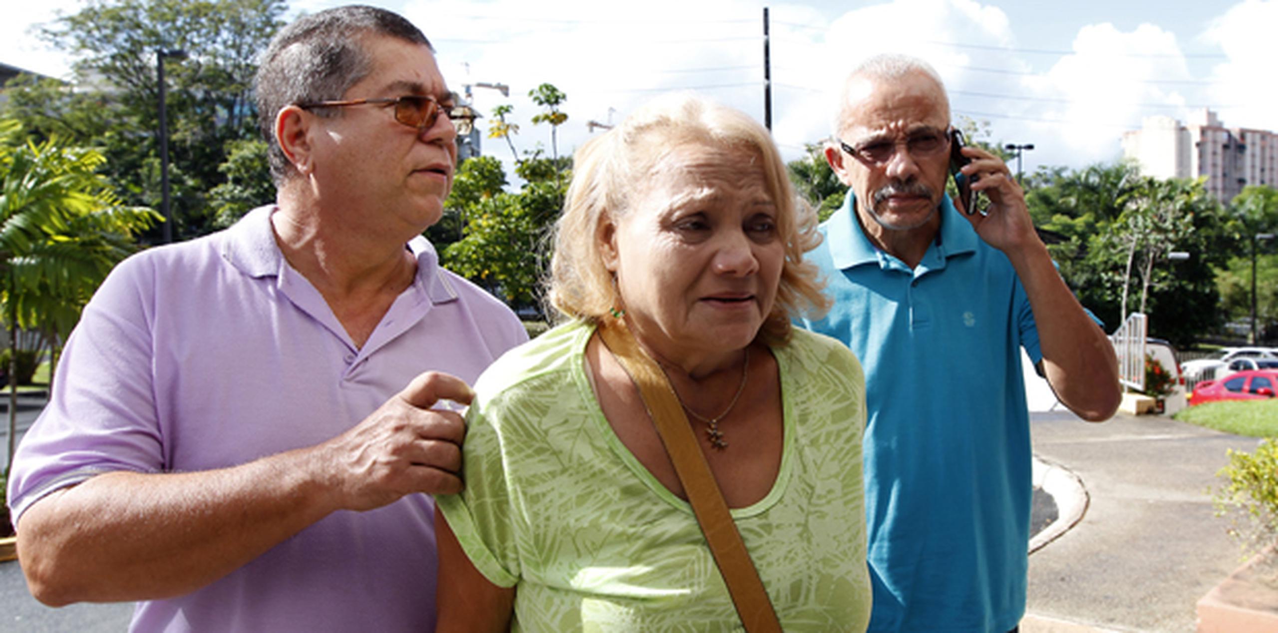 En primer plano, Francisca Ortiz Díaz y su esposo Luis Rivera. Atrás, Luis Alfredo Ortiz Díaz, hermano de Miguel y Francisca. (michelle.estrada@gfrmedia.com)