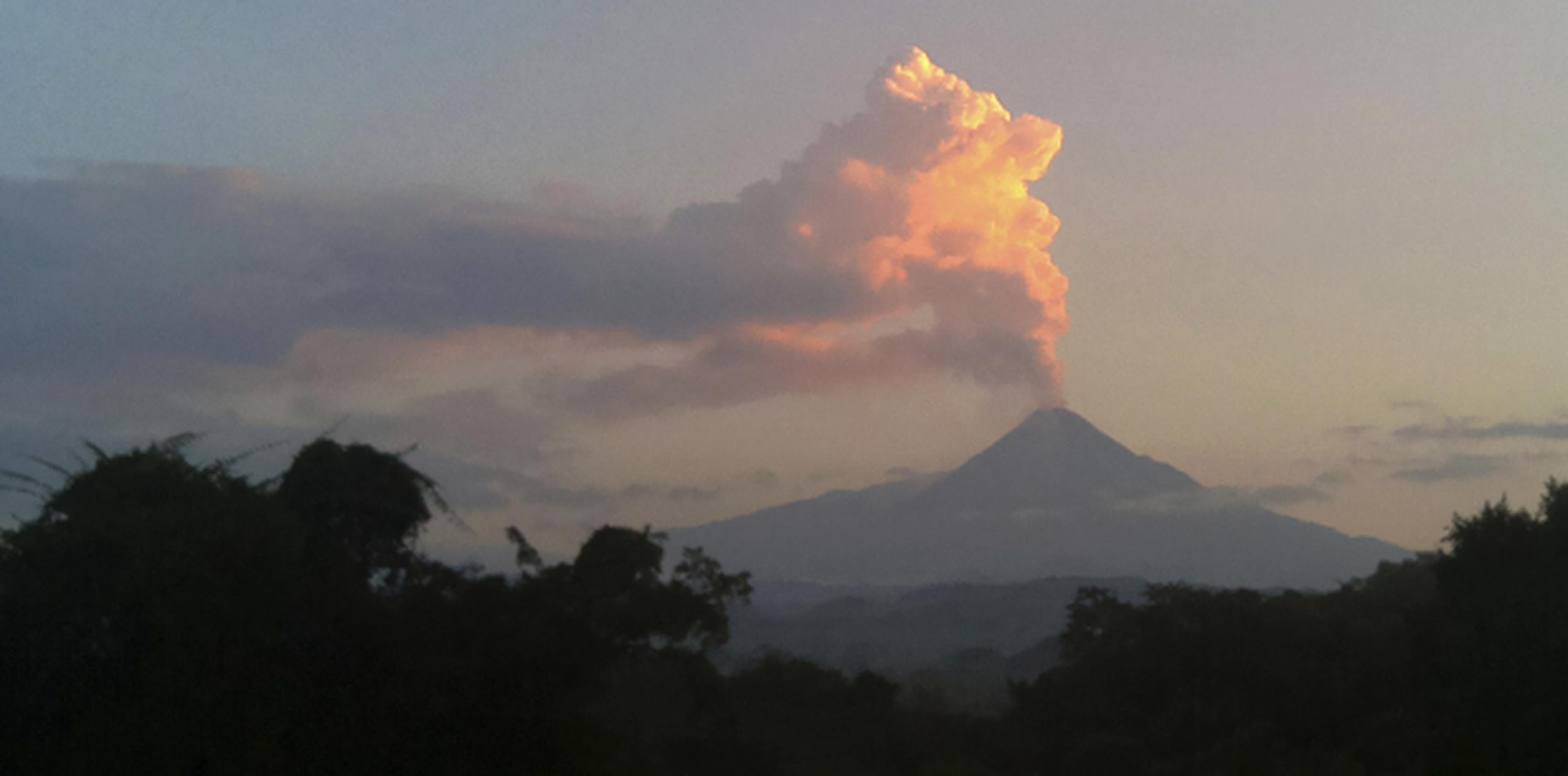 El Volcán de Colima se mantiene emitiendo una columna de gases volcánicos y vapor de agua que se eleva a más de tres kilómetros de la cima de la montaña. (AP/Dario Lopez-Mills)