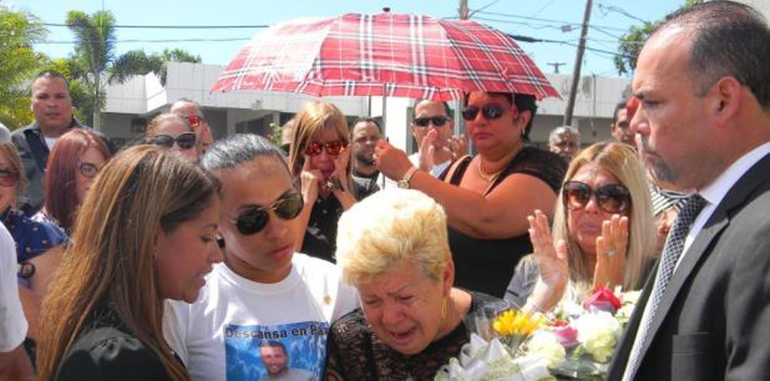 En Salinas sepultaron a Roberto Espada Gali, otro de los nueve tripulantes que iba en el avión accidentado. (Sandra Torres Guzmán / Para Primera Hora)