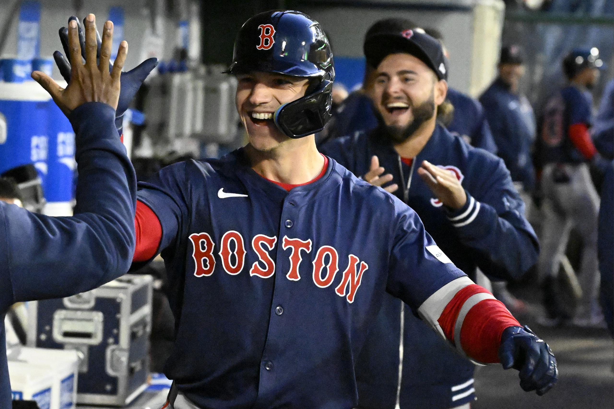 Tyler O'Neill, de los Red Sox, celebra en la cueva luego de conectar un jonrón solitario en el segundo inning de un duelo ante los Angels.