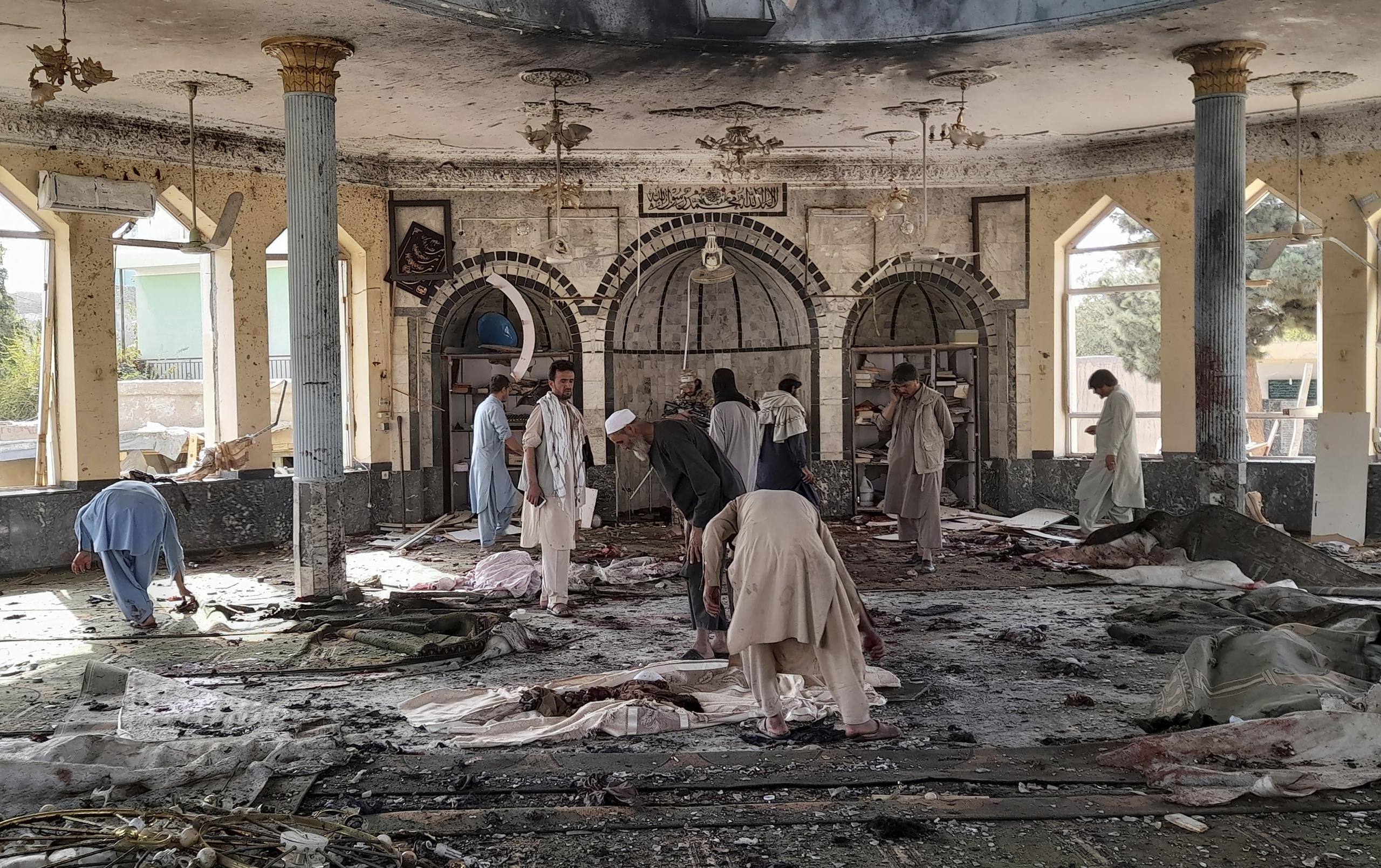 Un atentado suicida ayer viernes reclamado por el Estado Islámico provocó 46 muertos de la minoría chií en una mezquita de Kunduz.