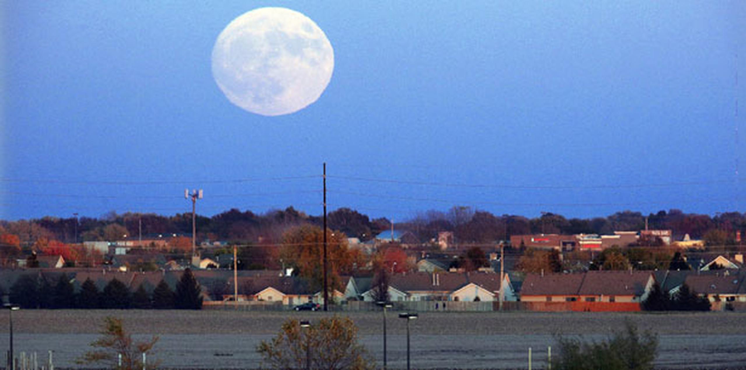 La Luna estará a una distancia de 216,483 millas de la superficie de la Tierra. (AP Photo/Seth Perlman)