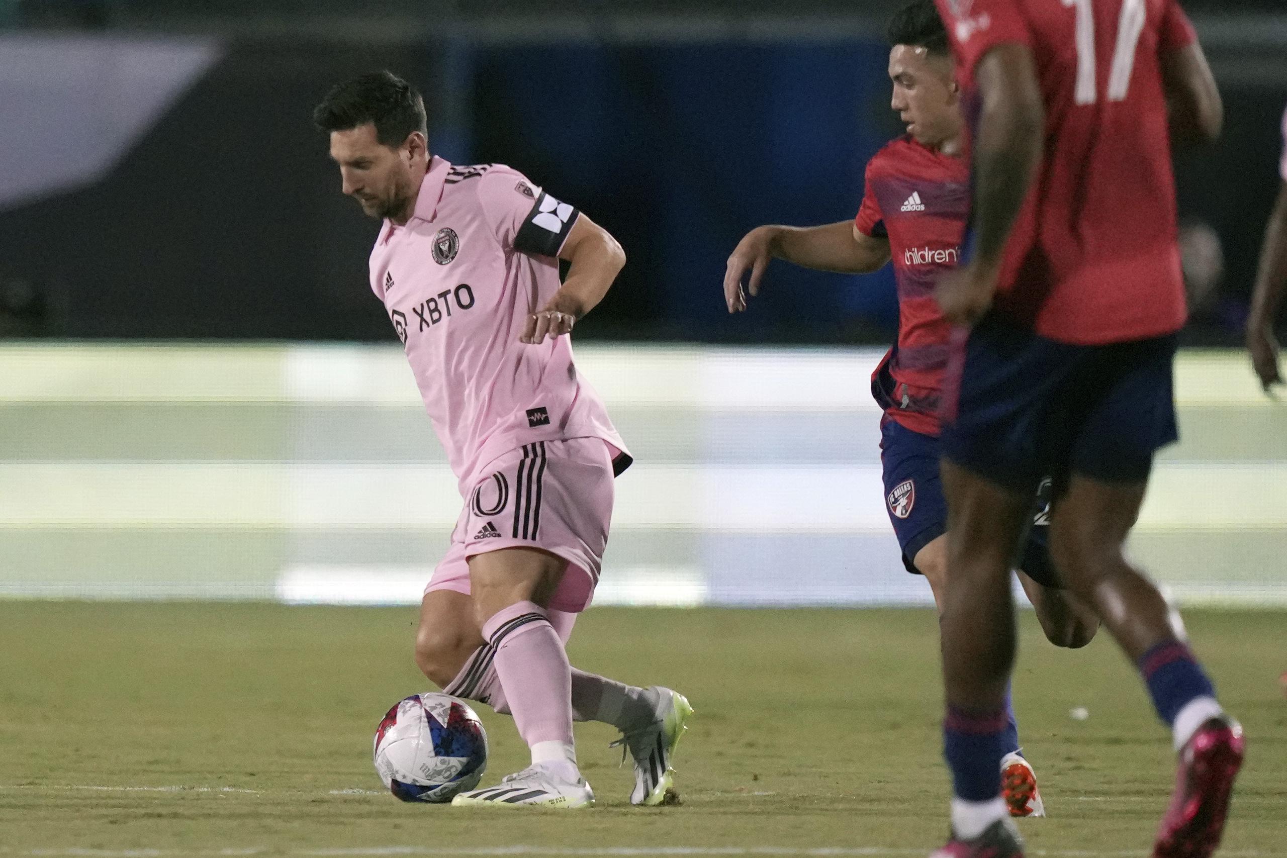 Lionel Messi del Inter Miami regatea con el balón ante Alan Velasco de FC Dallas en la Leagues Cup.
