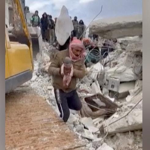 El video que conmueve al mundo: rescatan a bebé nacida bajo escombros en Siria