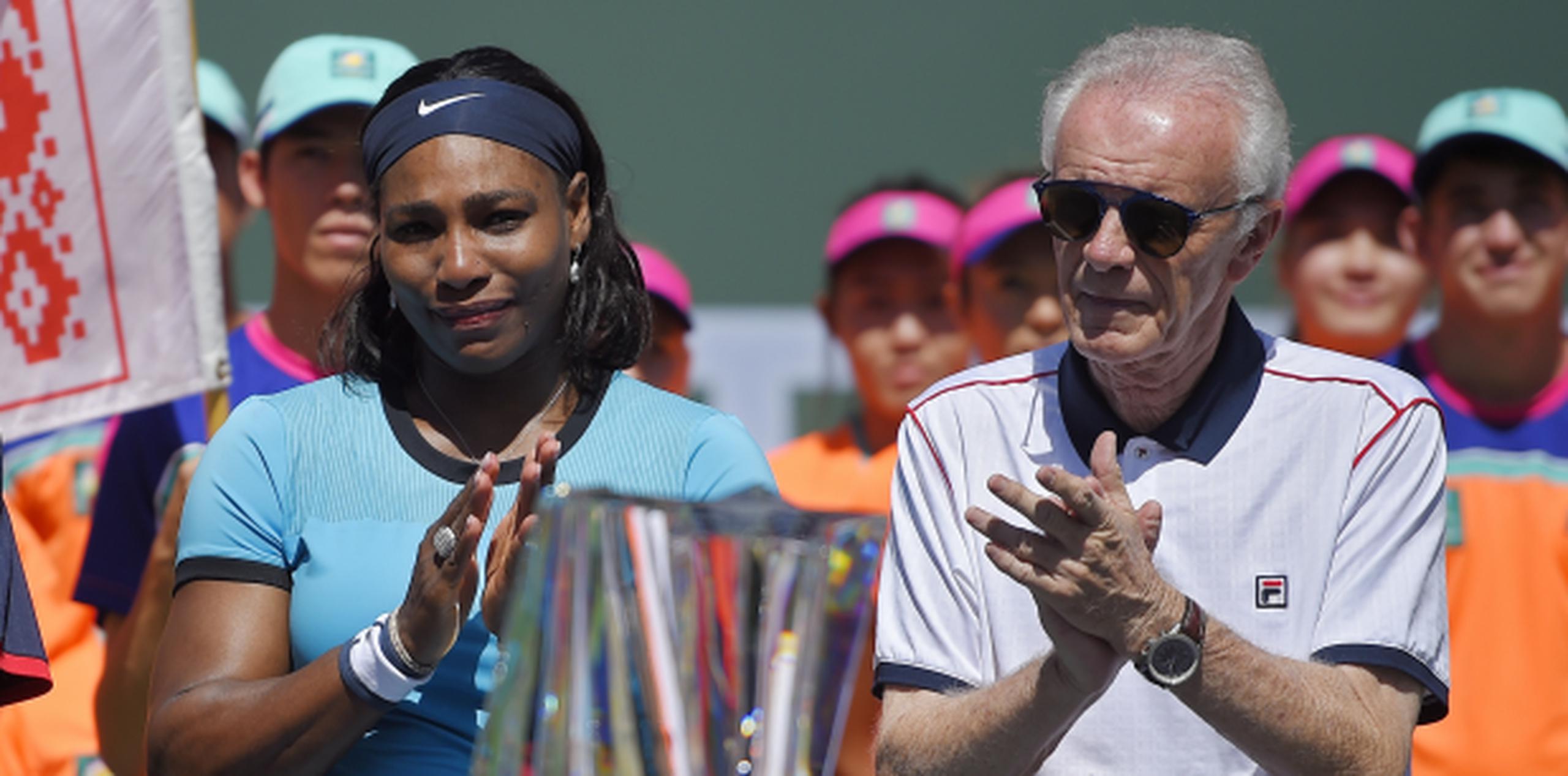 Moore aquí con Serena Williams tras la final del Indian Wells. (AP)