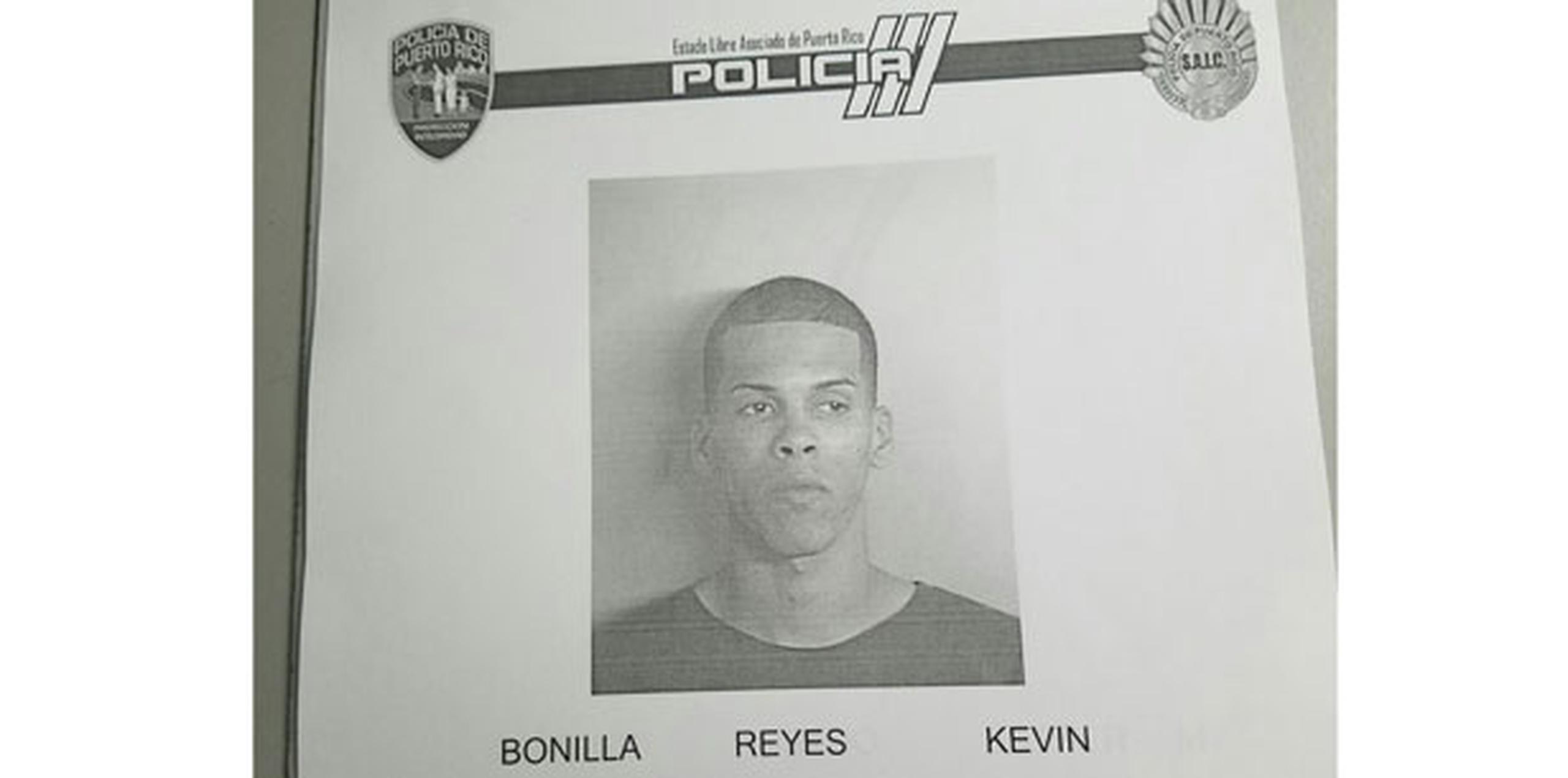Contra Kevin Bonilla Reyes, de 27 años, vecino de Arecibo pesaba una orden de arresto por maltrato de envejecientes y violación a la Ley de Armas con una fianza de $150,000 que fue expedida por la jueza Dinorah Rosario Miranda. (Suministrada)