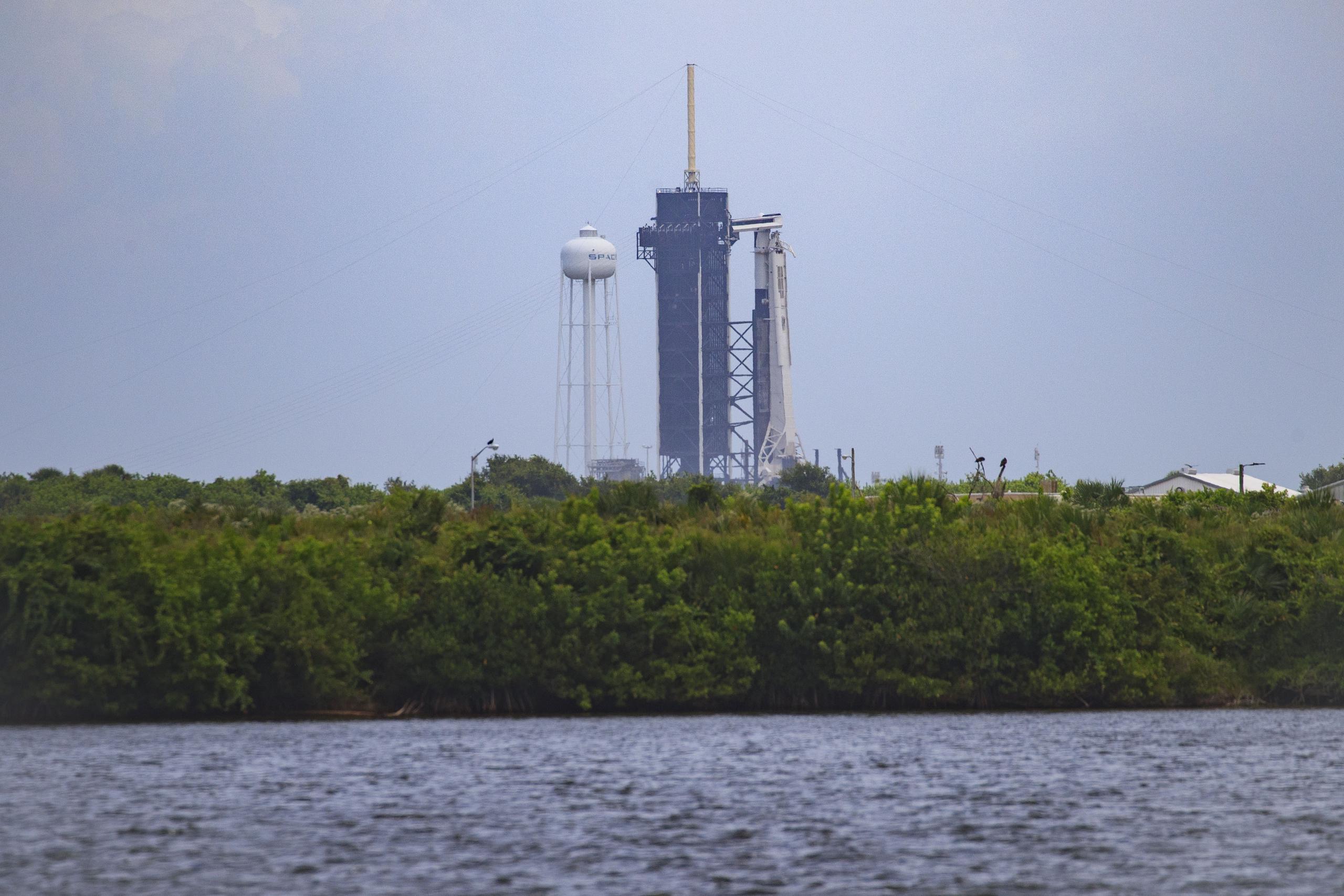 Nasa y SpaceX monitorean las condiciones climáticas que afectarán el lanzamiento del cohete Falcón con la cápsula Dragón en la que viaja el primer satélite espacial puertorriqueño.