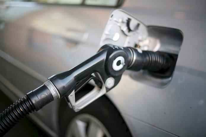 En el estado de California los precios alcanzan hasta los $5.84 por galón o $1.54 por litro, mientras que en regiones como Georgia un litro de gasolina cuesta hoy $1.03. (EFE/SEAN MASTERSON)