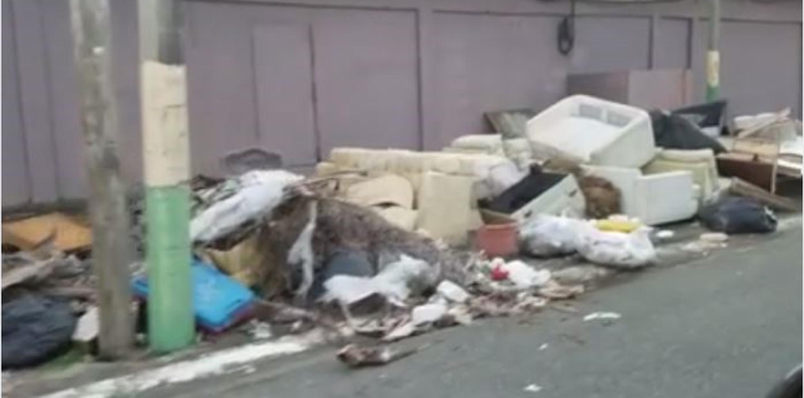 La basura inunda las calles de Levittown, según imágenes recogidas por ciudadanos. (Captura/Facebook)