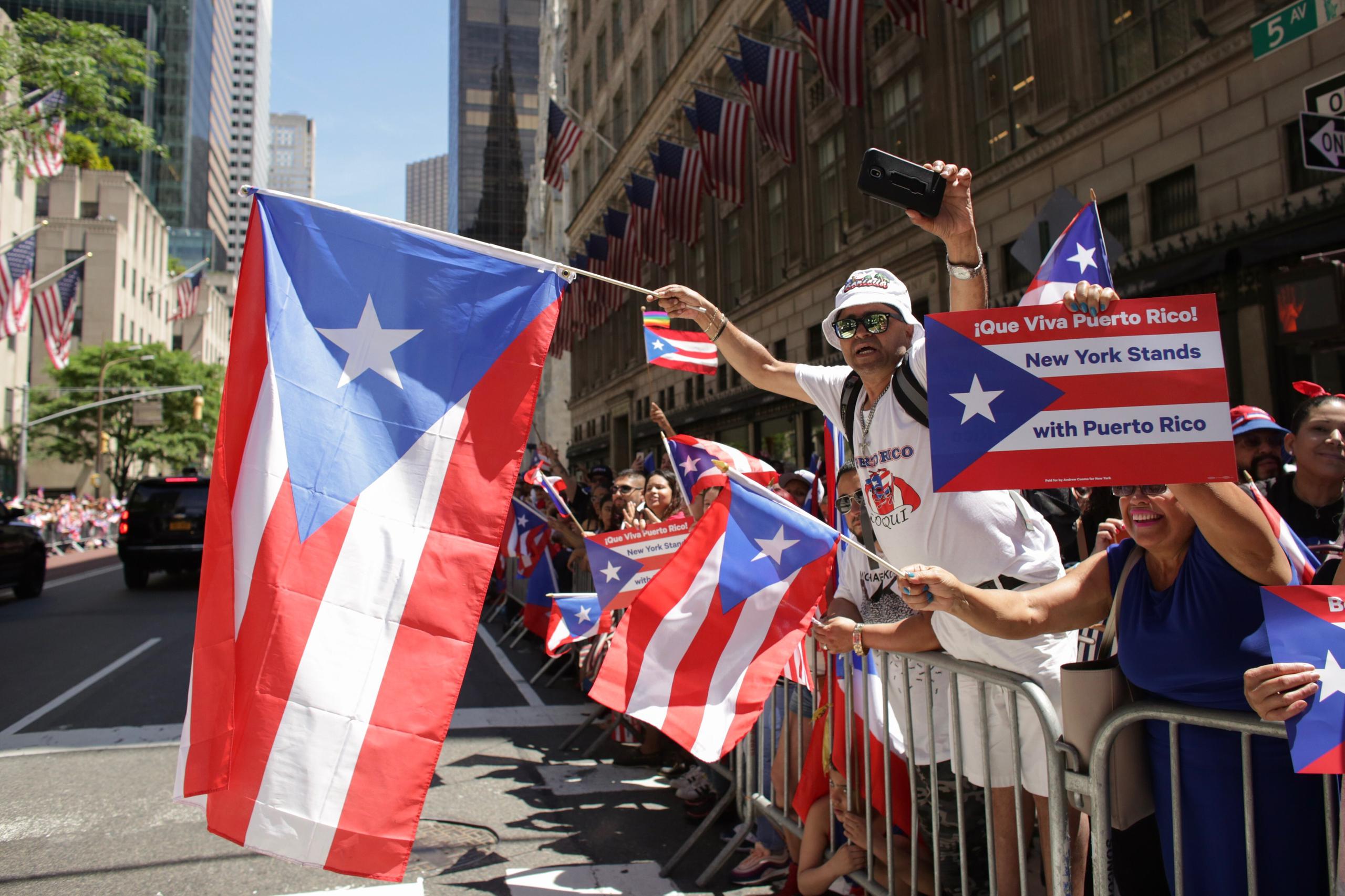 En el desfile puertorriqueño, que se realiza en junio y recorre la Quinta Avenida, participan activamente al menos cada año 75,000 personas y suele convocar a alrededor de un millón de personas o más.