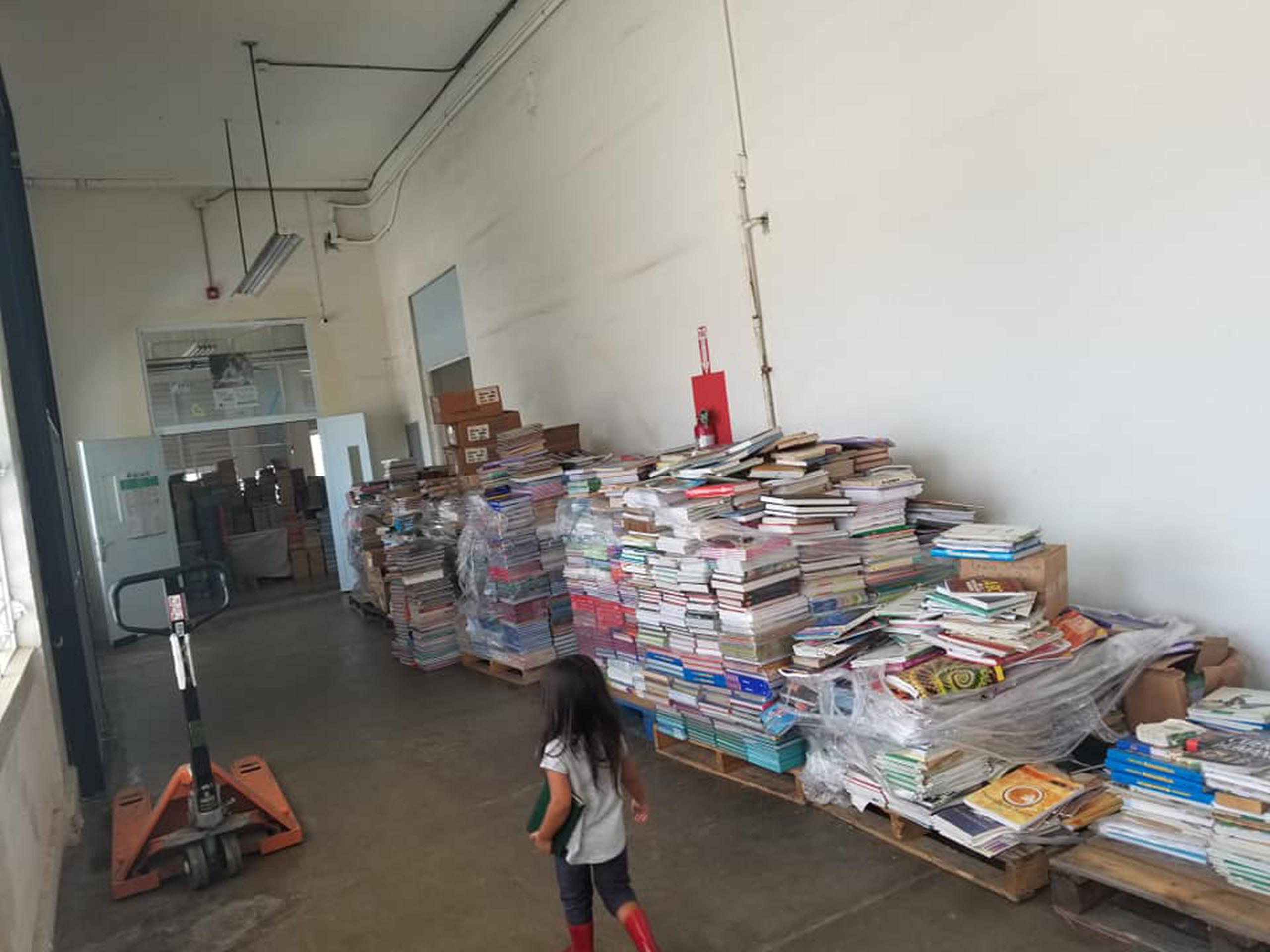 En agosto de 2019, el Departamento de Educación regaló miles de libros que eran usandos en 422 escuelas públicas que fueron cerradas.