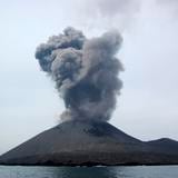 Volcán indonesio Anak Krakatoa entra en erupción y lanza nubes de ceniza 