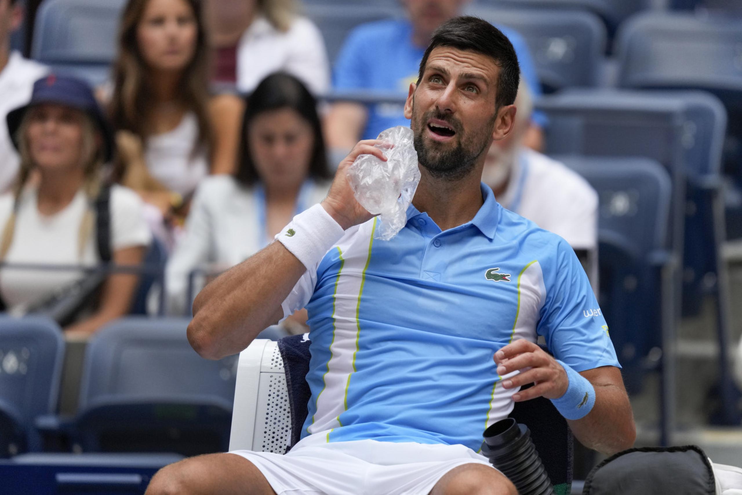 El serbio Novak Djokovic se refresca durante el partido contra el español Bernabé Zapata.
