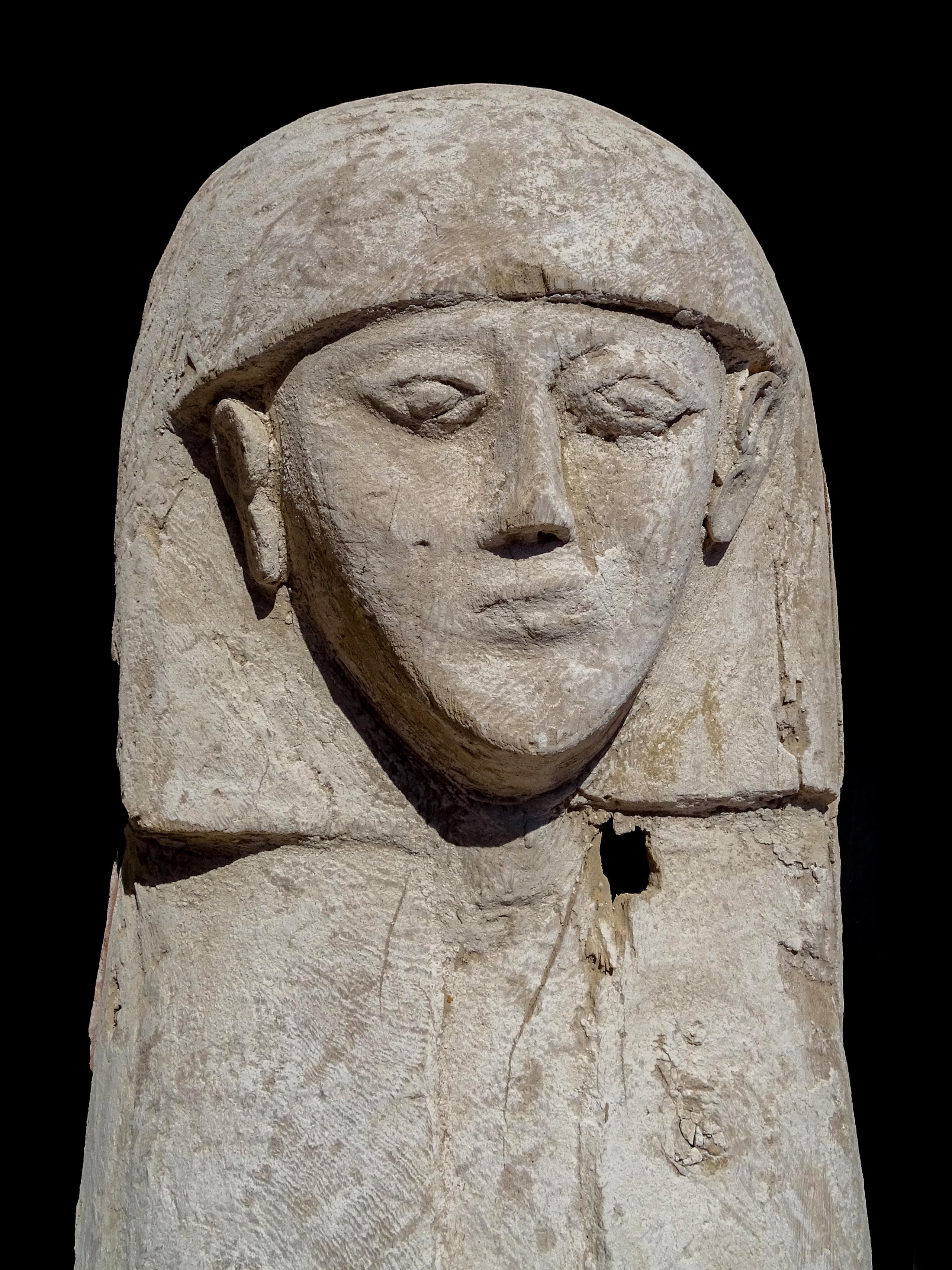 Detalle del ataúd, de una antigüedad de 3,600 años, en cuyo interior reposaba la momia de una joven y su ajuar, encontrado en Luxor por arqueólogos españoles del Proyecto Djehuty.