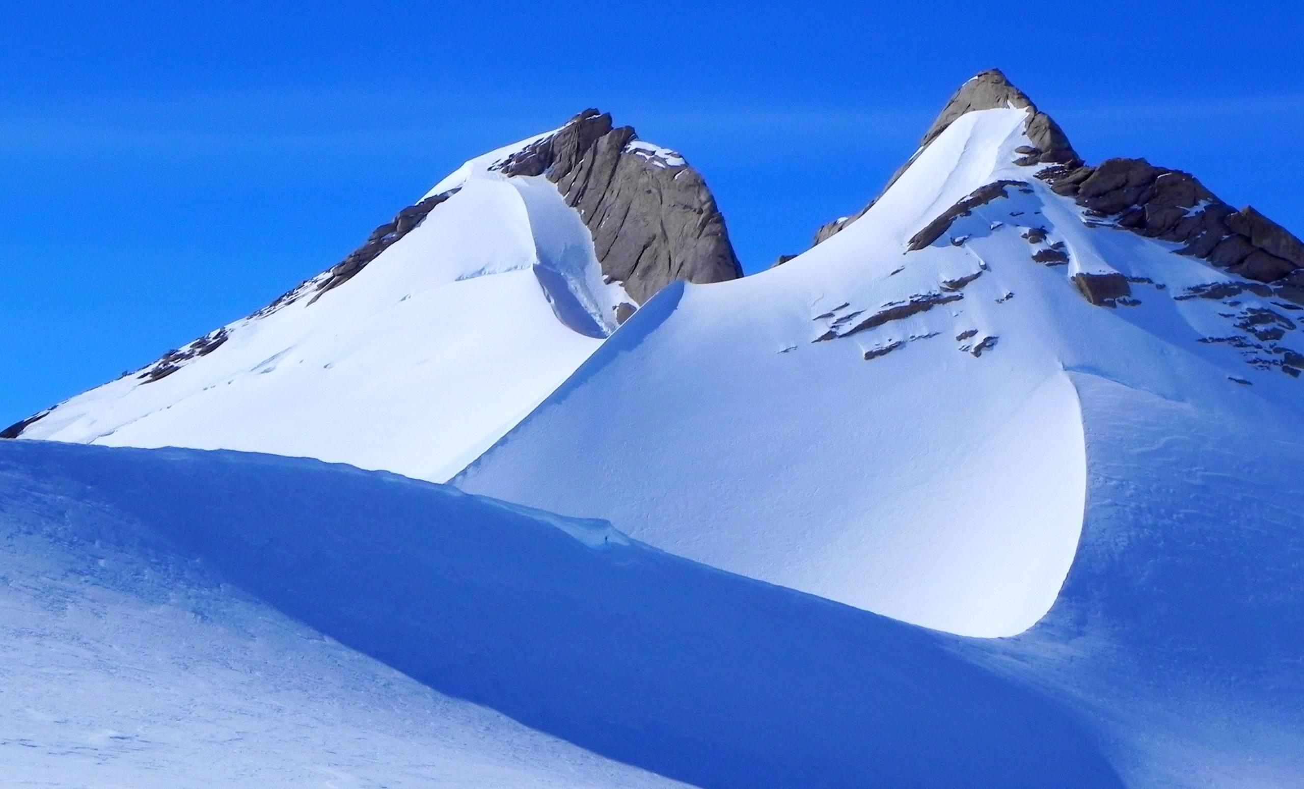 Montañas que sobresalen sobre la superficie de la capa de hielo de la Antártida oriental. EFE/Jan Lenaerts.