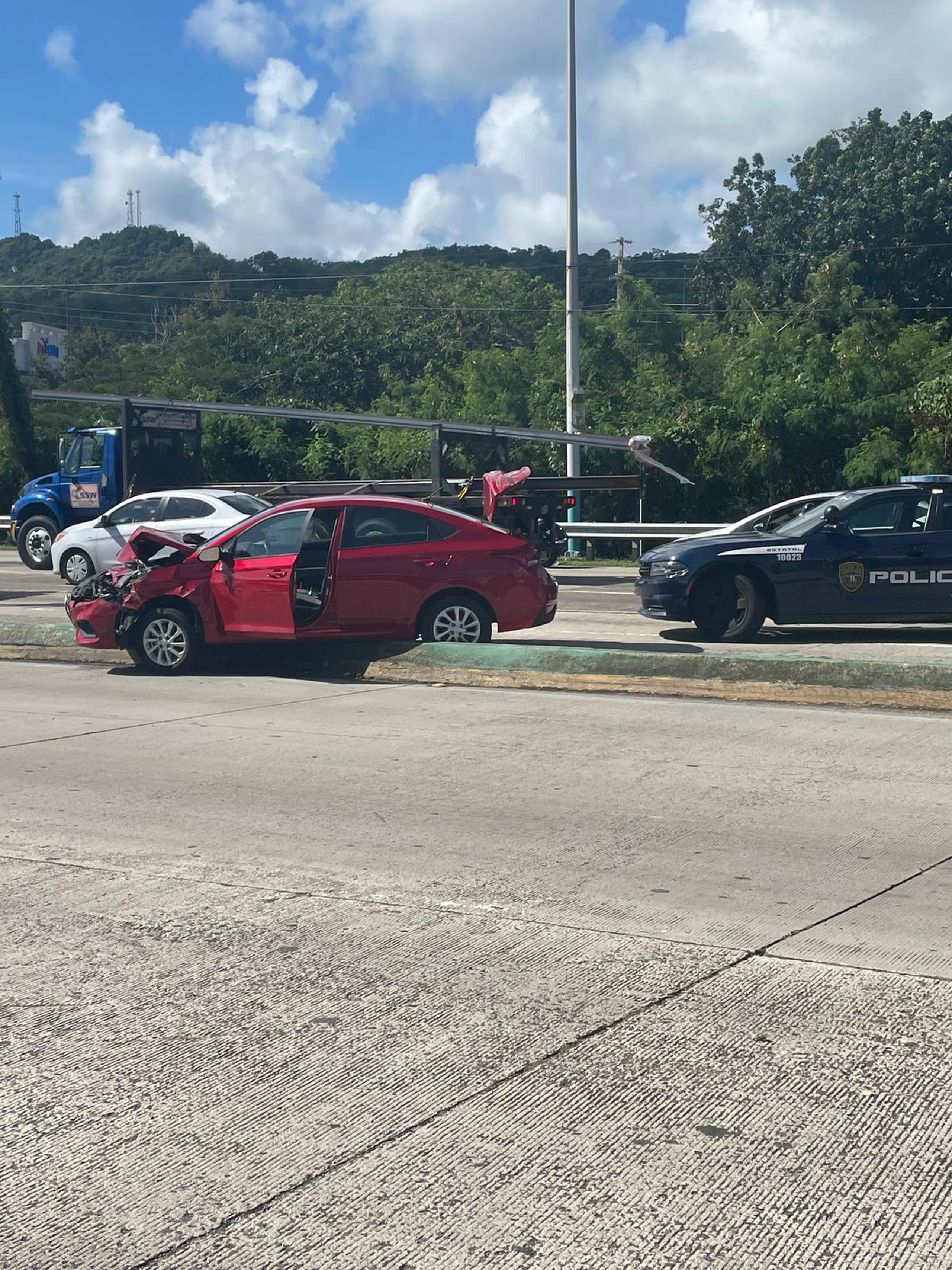 Tras una persecución de Carolina a Fajardo se arrestó al conductor de un vehículo hurtado, tras chocar seis carros incluyendo una patrulla.