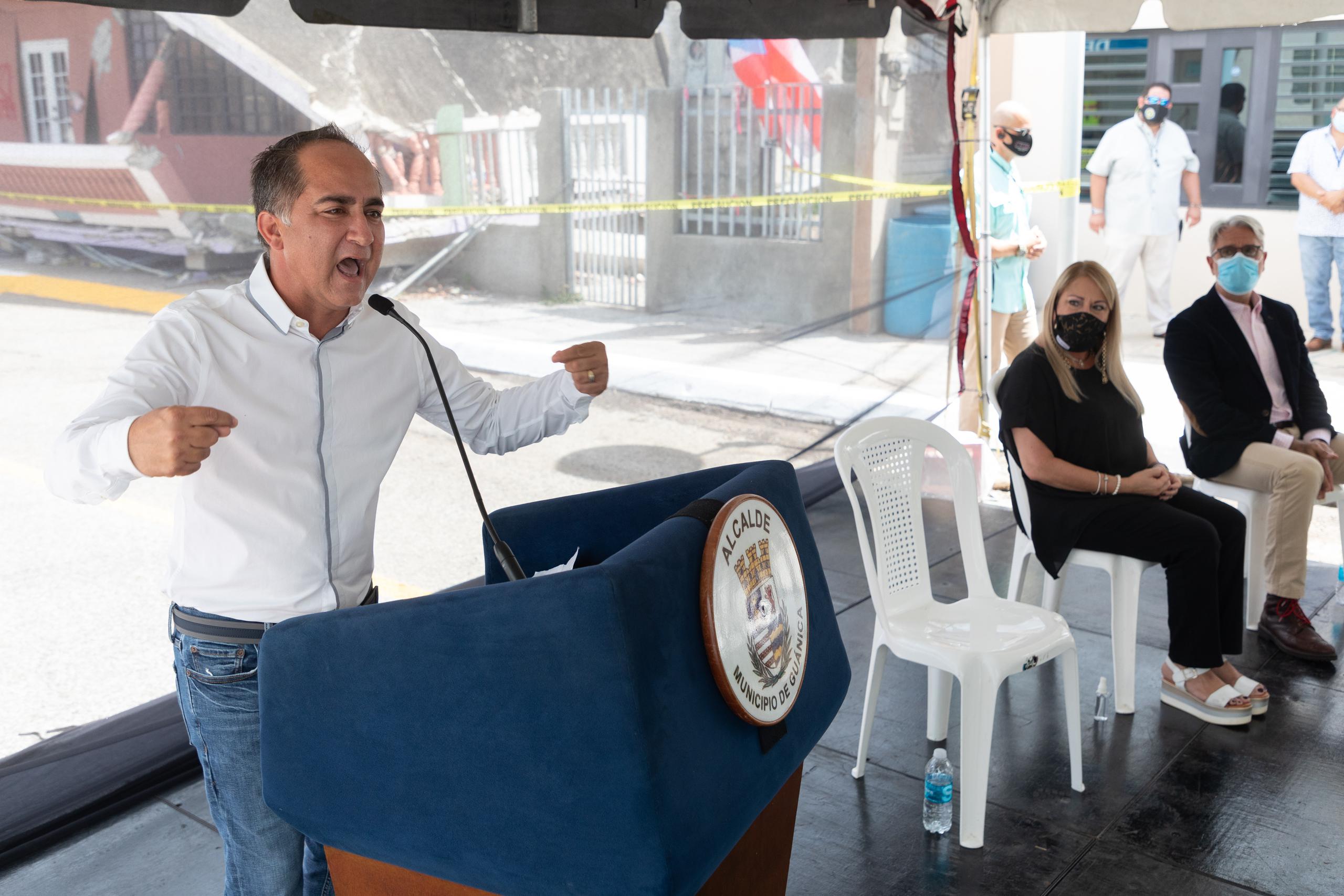 “Yo esperaba más de ustedes”, soltó el alcalde a los legisladores Nelson Cruz, Luis Berdiel y Lydia Méndez de quienes dijo no recibió ayuda durante la emergencia.