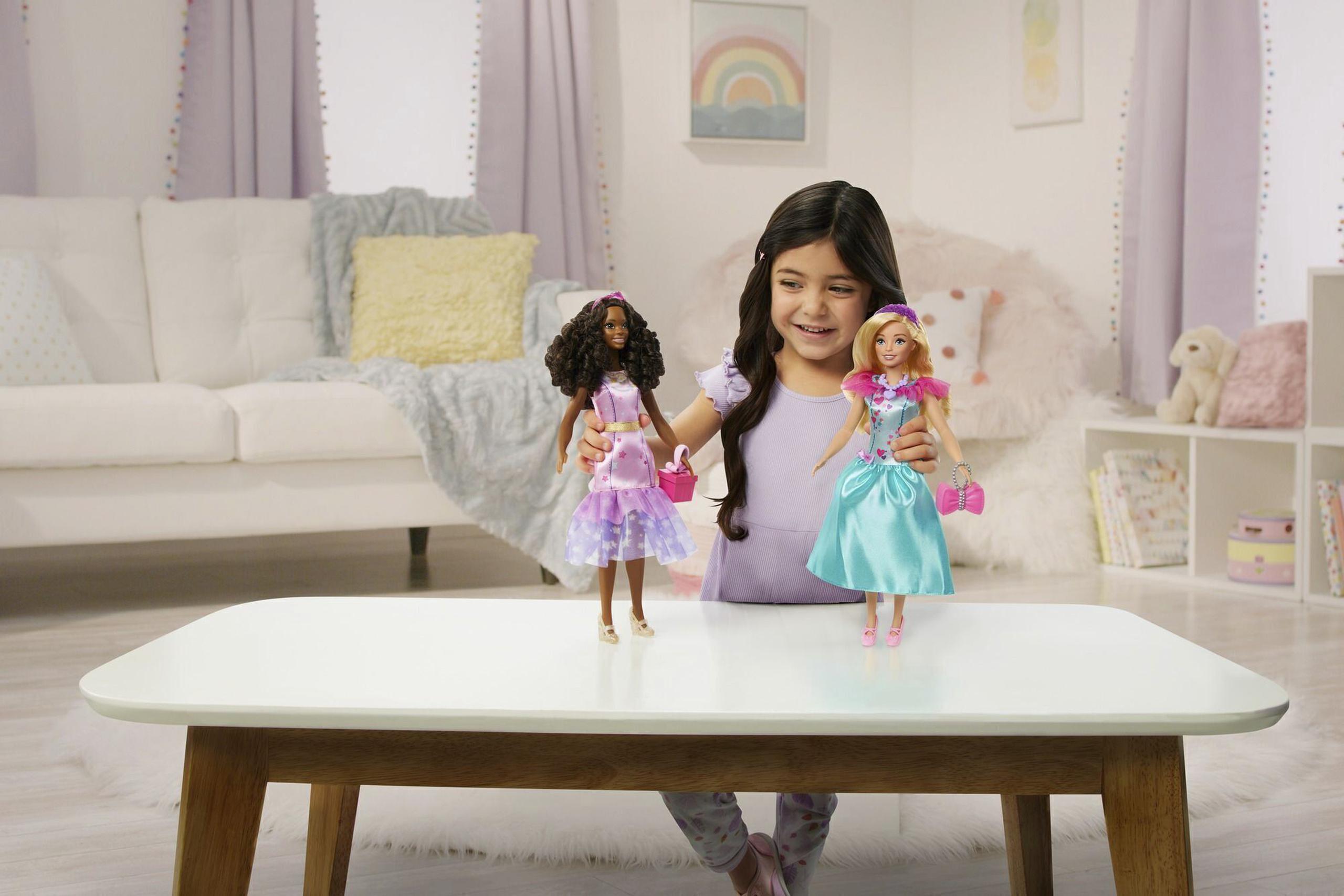 Una niña juega con muñecas My First Barbie hechas para niños de edad preescolar.
