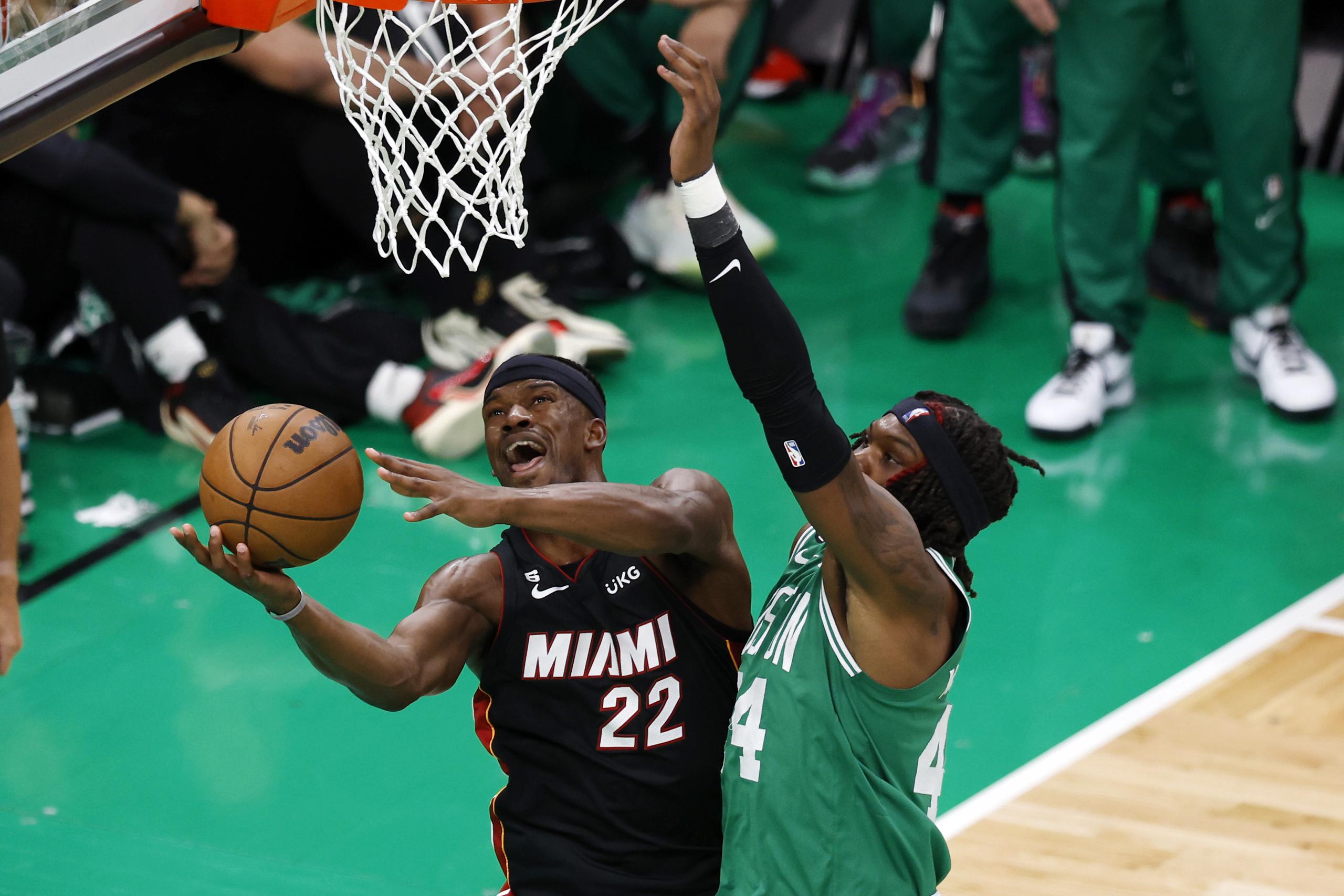 El alero del Heat de Miami Jimmy Butler lanza el balón sobre el pívot de los Celtics de Boston Robert Williams III en el juego 7 de las finales de la Conferencia Este.