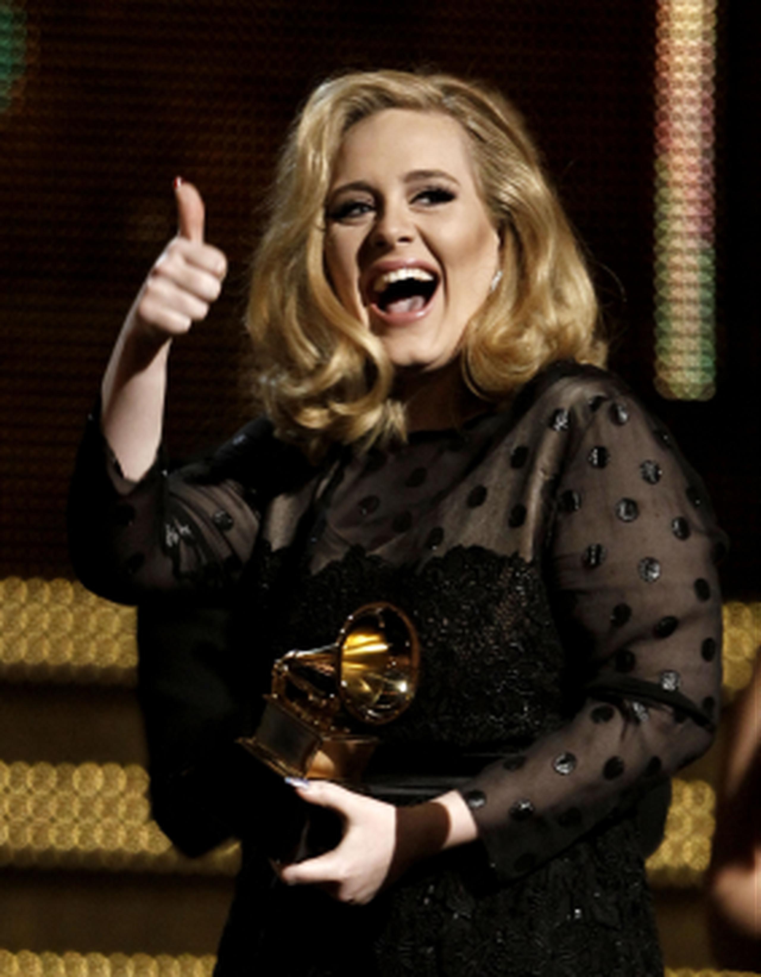 Adele vendió 4,4 millones de copias del álbum en 2012 después de vender 5,8 millones en 2011. (Archivo)