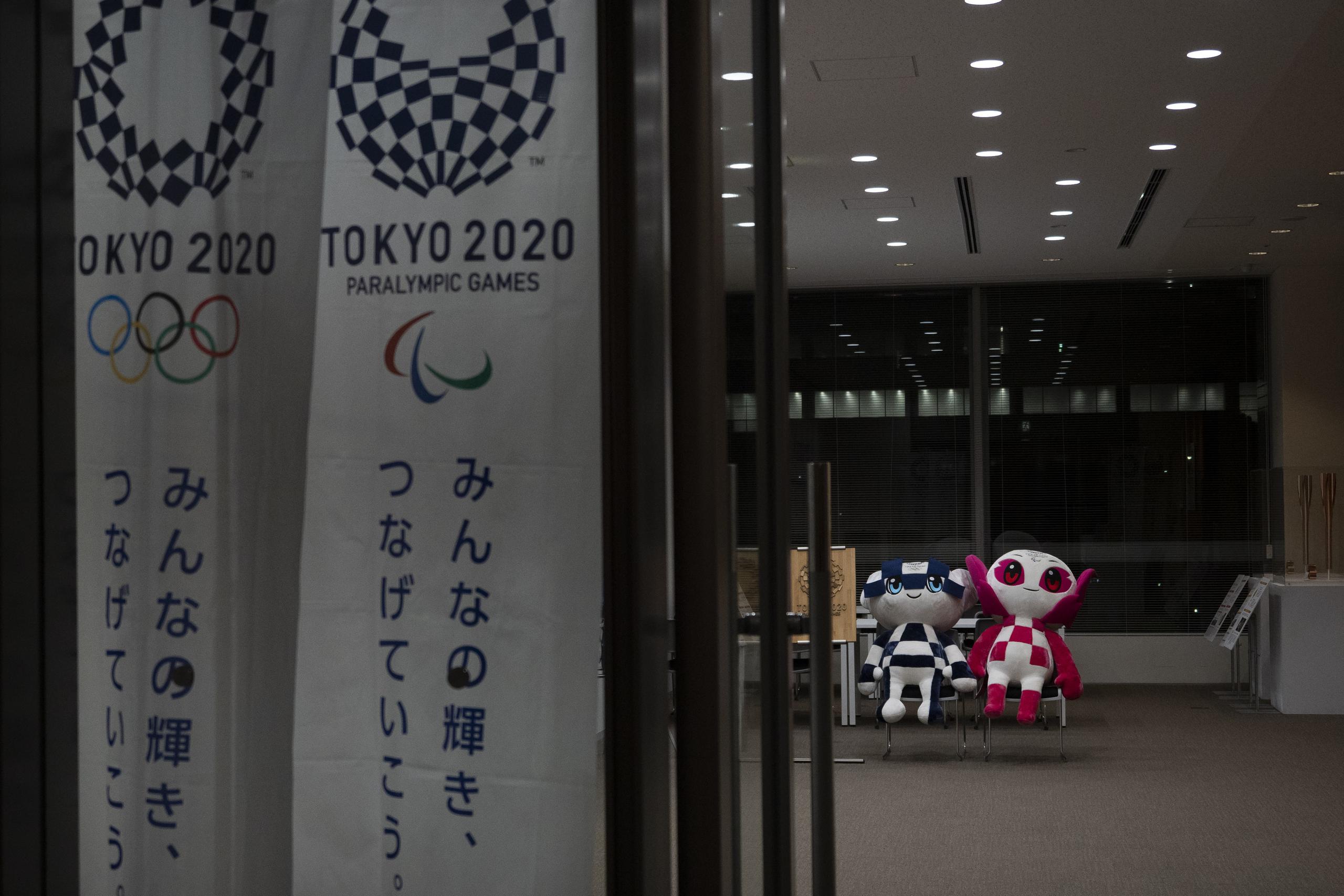 Miraitowa y Someity, mascotas de los juegos Tokio 2020 aparecen sentados en momentos en el que se anuncia que las Olimpiadas serán aplazadas para el 2021.