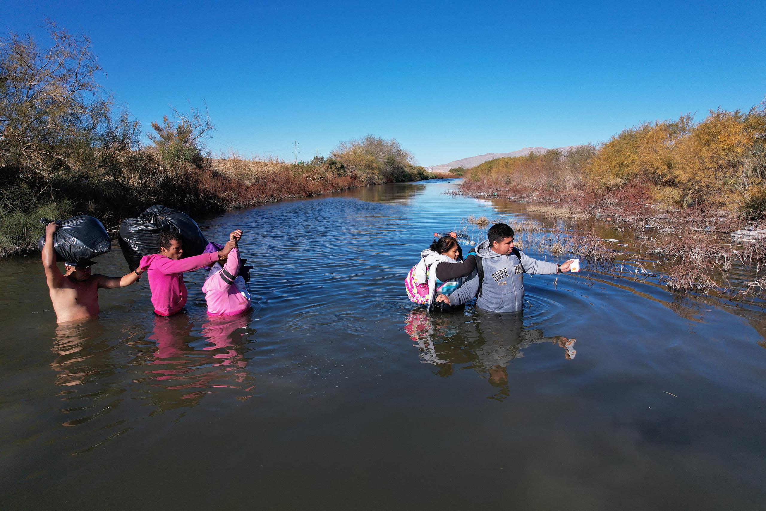 Migrantes cruzan el Río Bravo en las cercanías del muro que separa la frontera estadounidense en Ciudad Juárez, Chihuahua (México). Imagen de archivo. EFE/ Luis Torres
