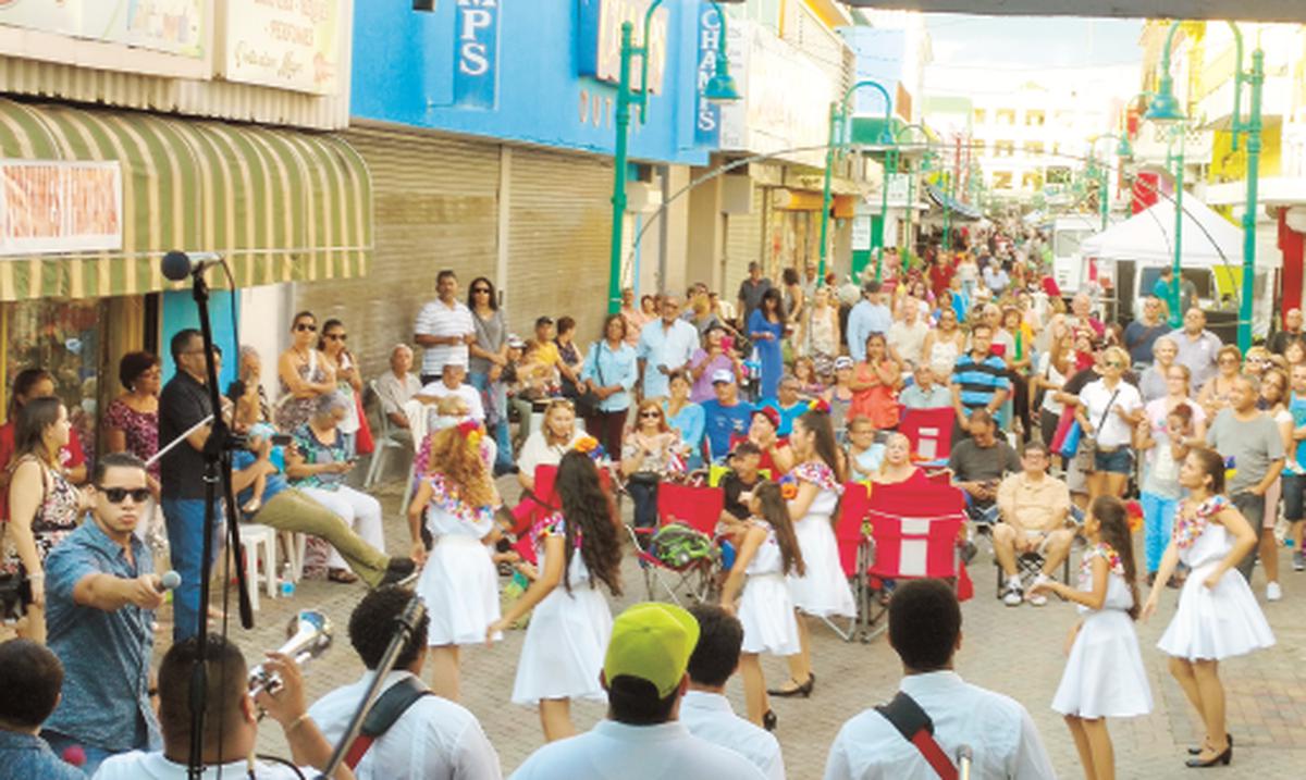 Urbe Apie se "apodera" del paseo de Caguas