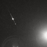 Graban brillante meteoro cerca de la Luna anoche