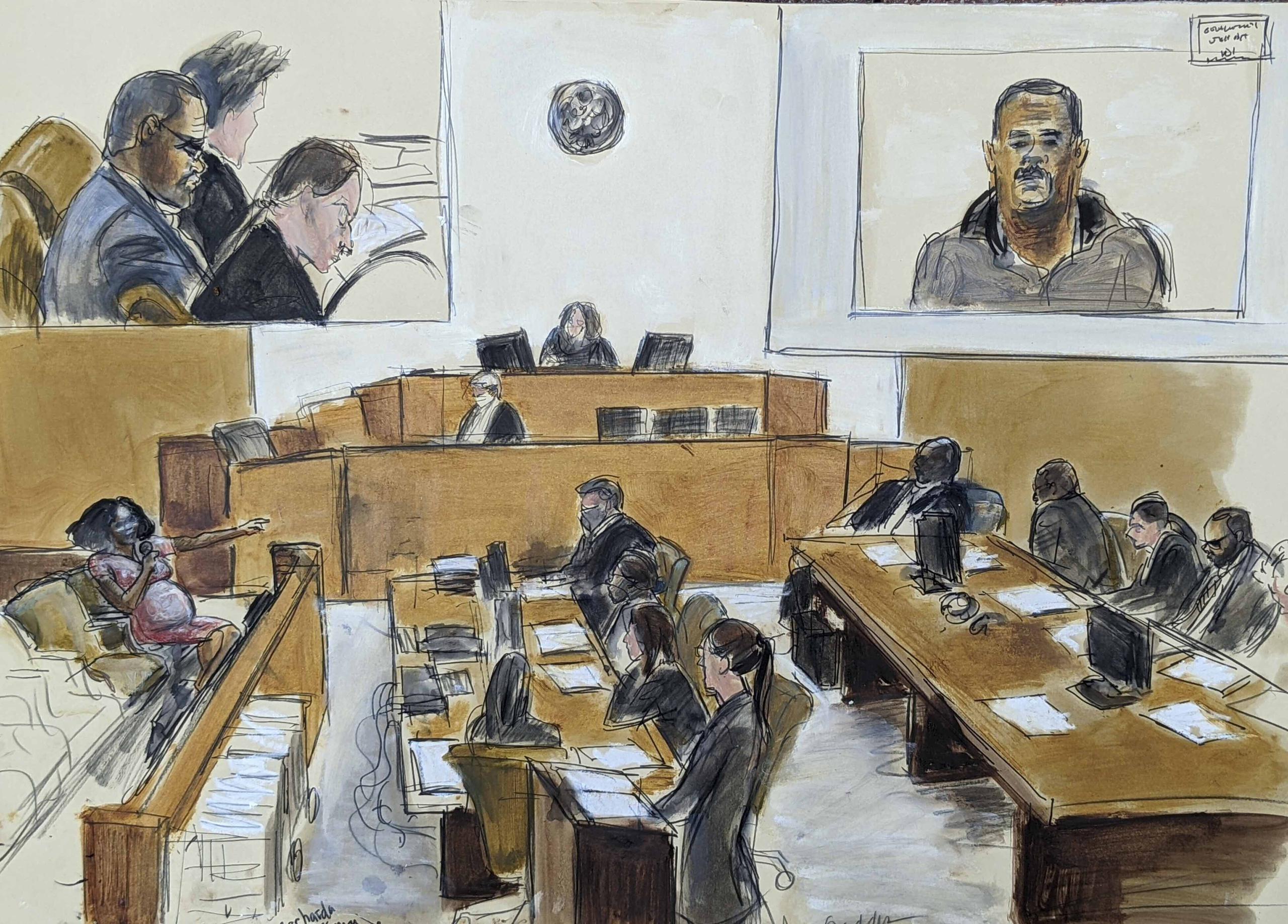 En este boceto hecho a partir de un monitor de video de una sala de tribunal en Brooklyn, el acusado R. Kelly, arriba a la izquierda, escucha a Jerhonda Pace, en el extremo izquierdo, testificar en su contra durante su juicio por abuso sexual en Nueva York.