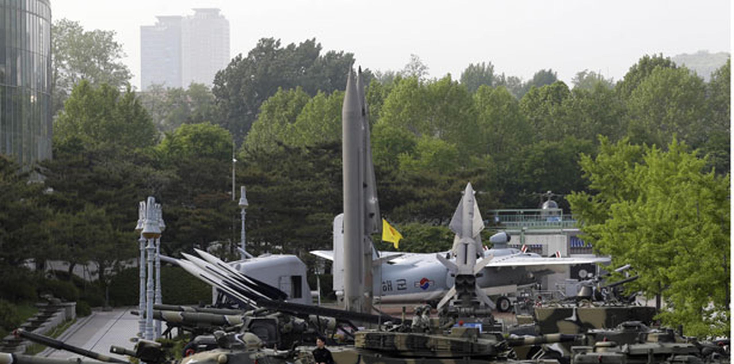 Seúl dijo que está analizando si los proyectiles eran misiles o un nuevo tipo de artillería. (Prensa Asociada/Lee Jin-man)
