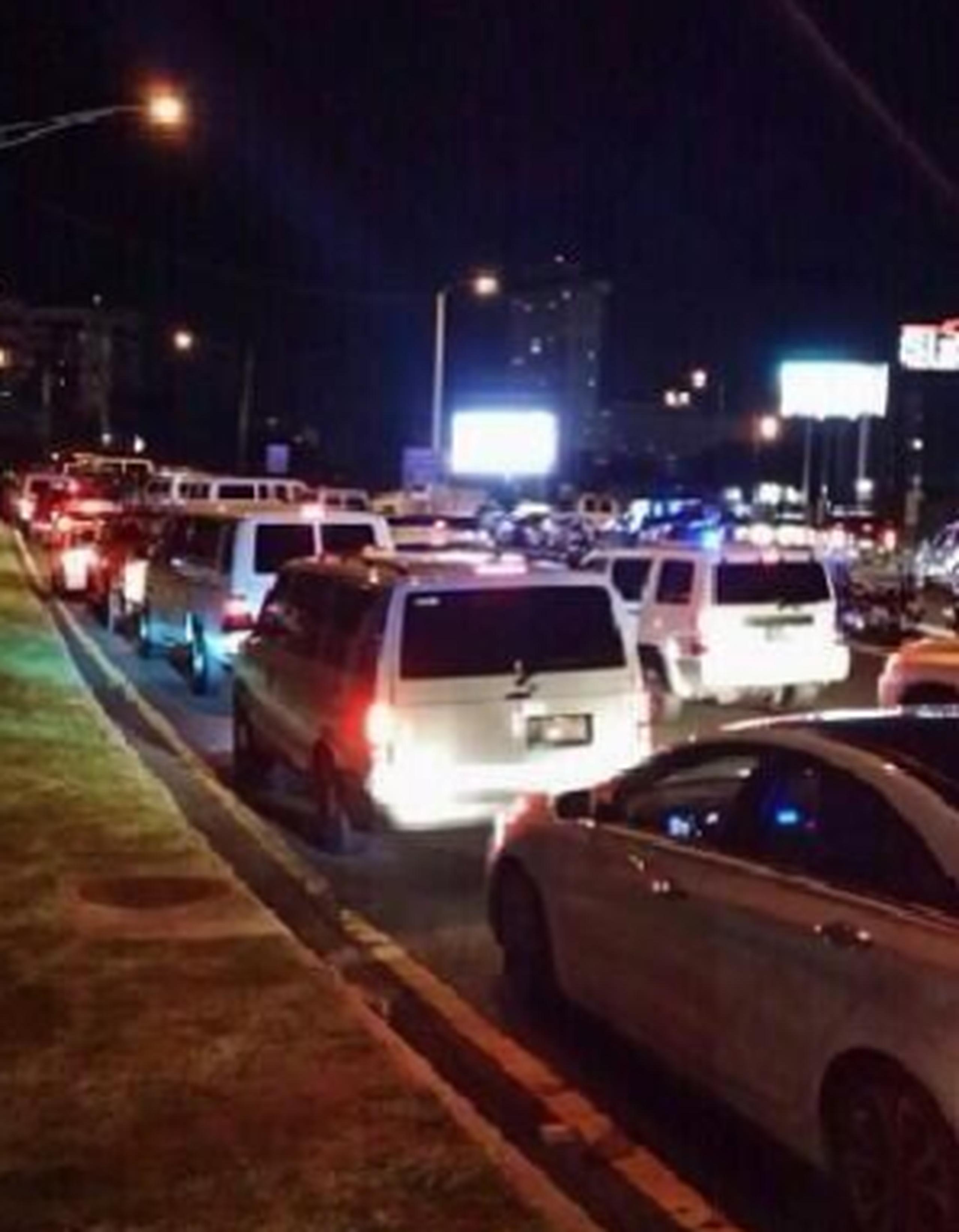El bloqueo esta noche se ha registrado en el área del Puente Dos Hermanos. (Twitter /@rairizarry)