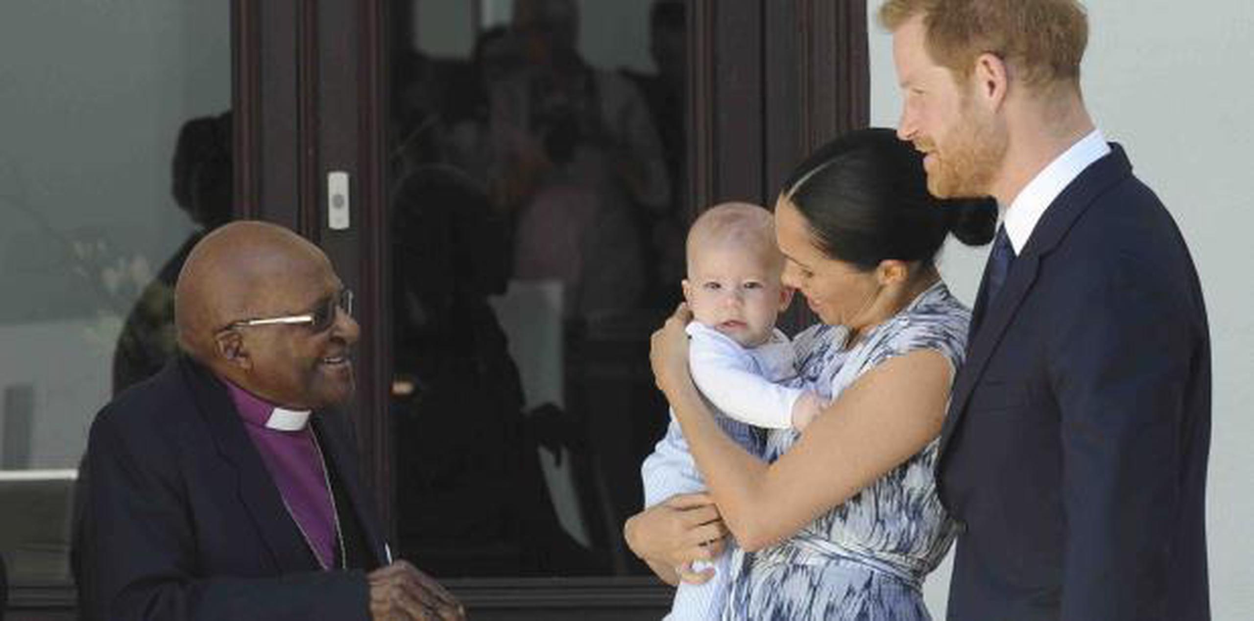 Tutu saludó sonriente a los duques de Sussex y a su bebé a las puertas de la sede de su fundación. (AP)