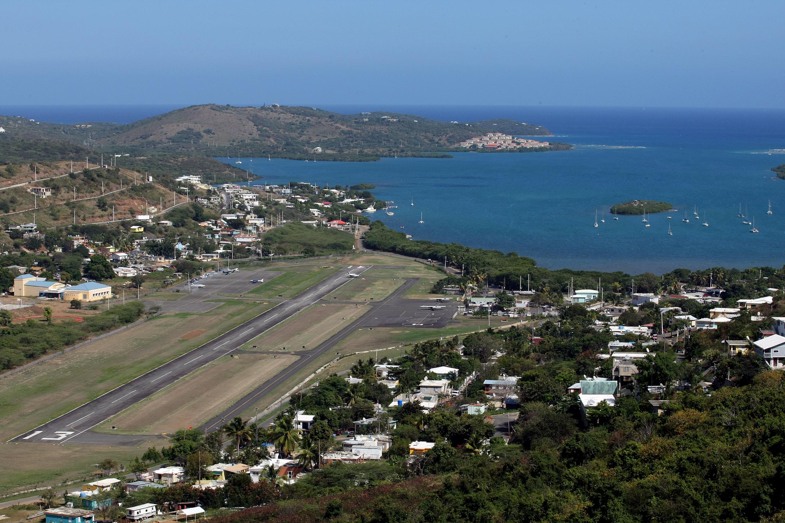 Vista de Ensenada Honda y del aeropuerto de Culebra.