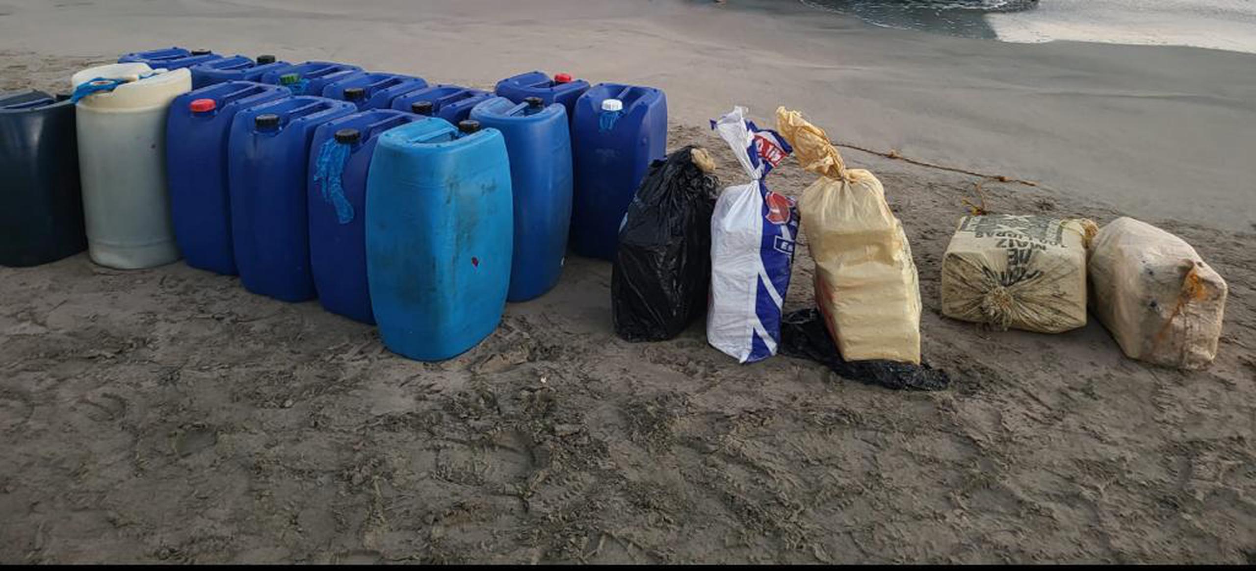Cinco fardos con cocaína procedentes de República Dominicana fueron ocupados en una yola que llegó a la costa de Dorado.