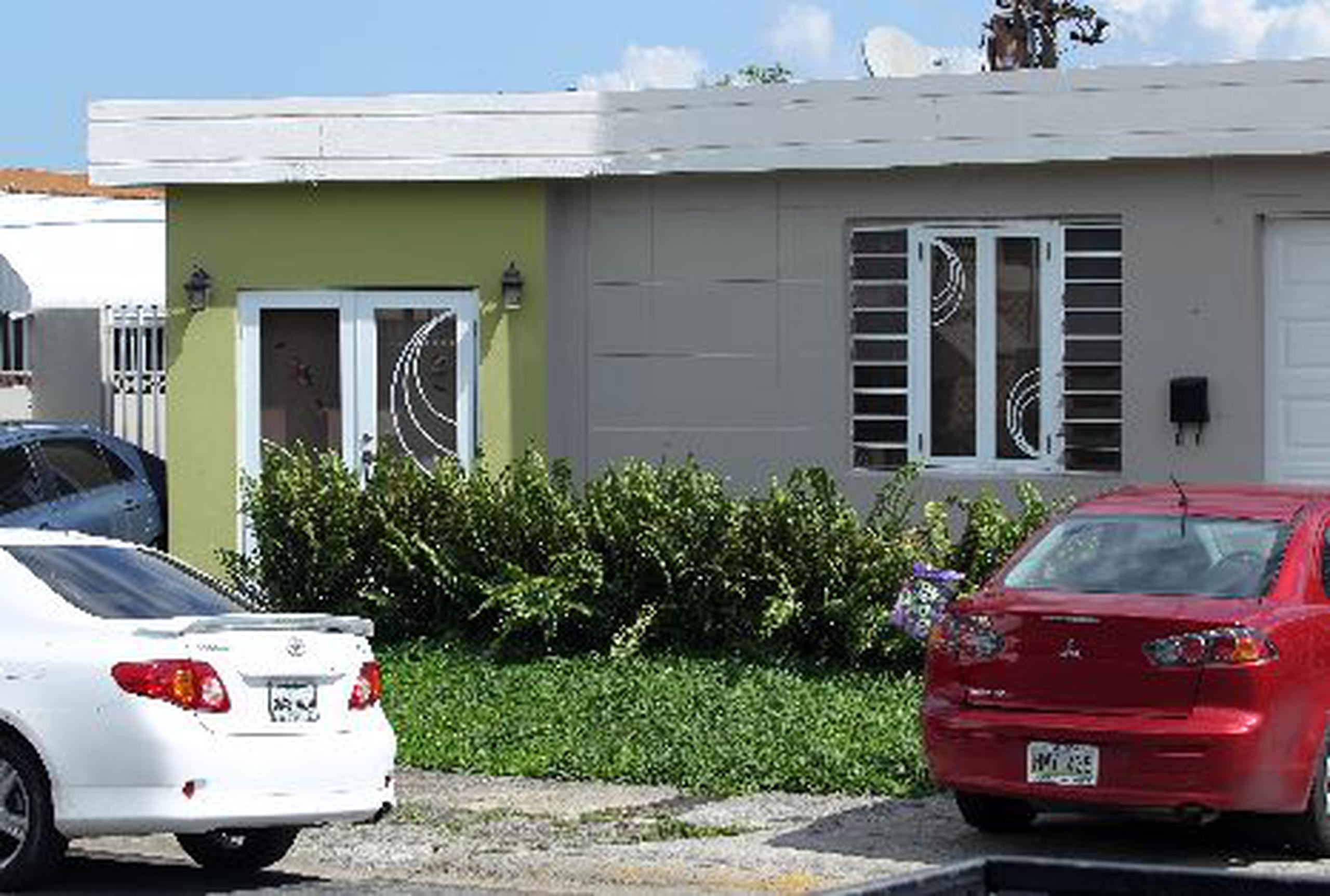 Varios  de los familiares de  Carmela Lymarie Rosado Rueda se reunieron en una residencia cercana a su  casa (en la foto),  ubicada en la urbanización Campo Alegre, en Bayamón.&nbsp;<font color="yellow">(tonito.zayas@gfrmedia.com)</font>