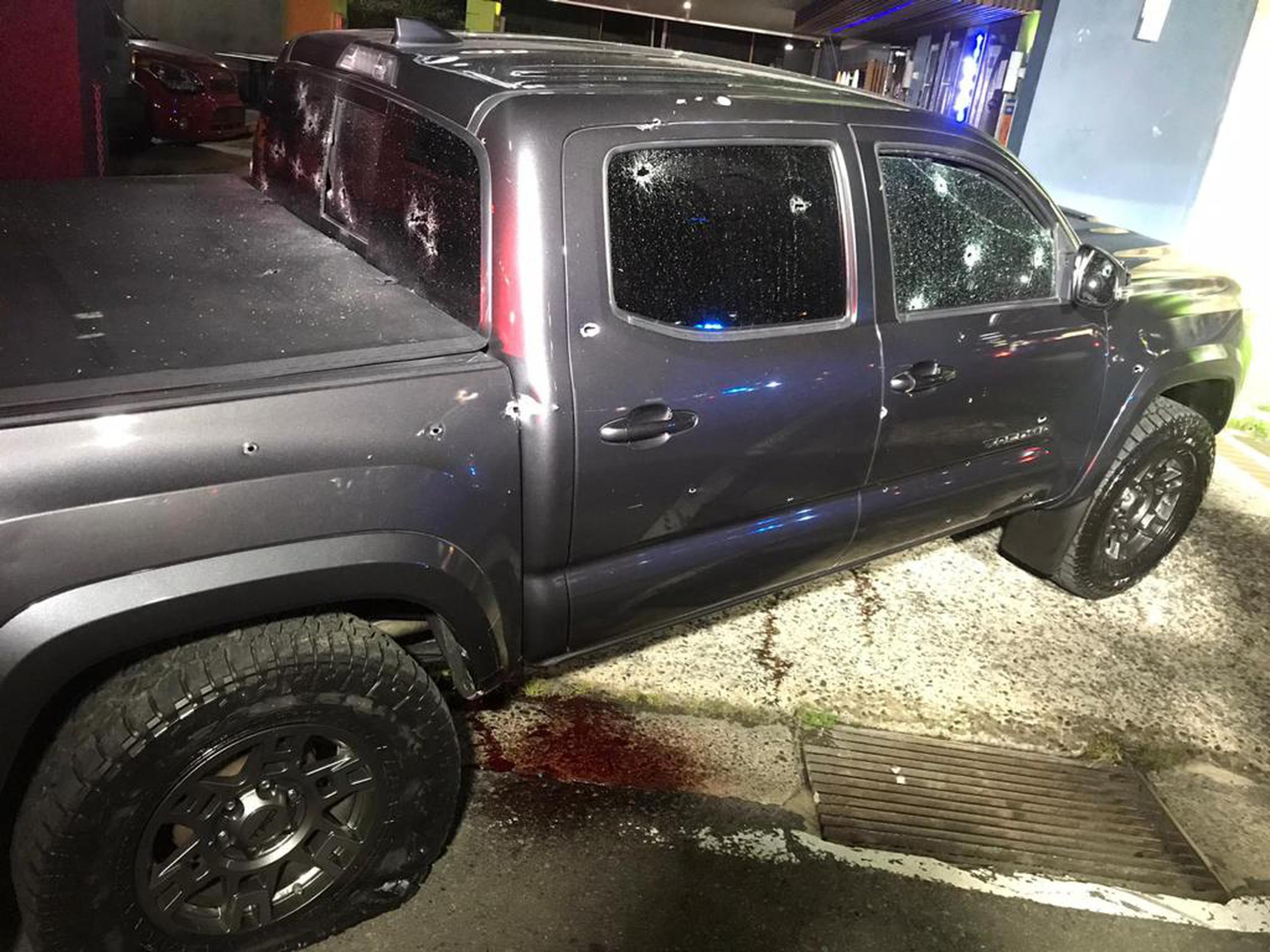 Imagen del vehículo en el que viajaba Pinky Curvy, que fue atacada a tiros.